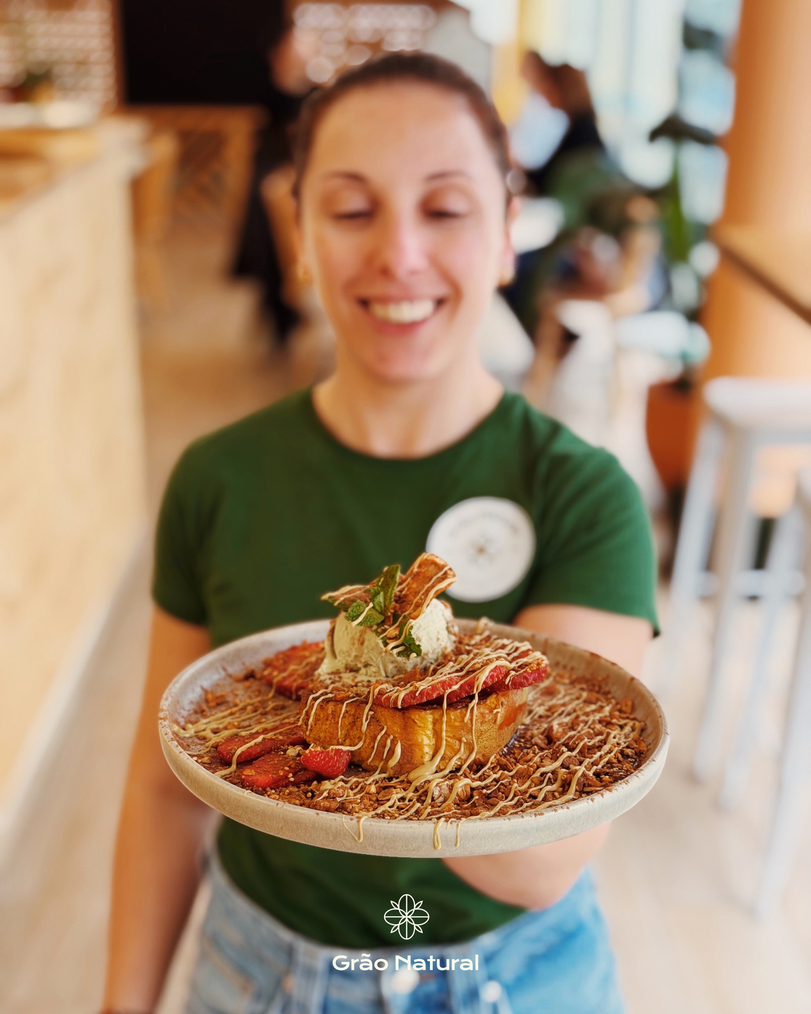 Encontra alguem que olhe pra ti como a Susie olha para a nova french toast! 😍🤭
Com pão brioche, compota frutos vermelhos, bola de gelado de pistácio, granola, morangos, cacau e topping de pistácio. Impossível resistir. 🤤
_
#graonatural #alimentaoteudia #arcosdevaldevez #frenchtoast #brunch