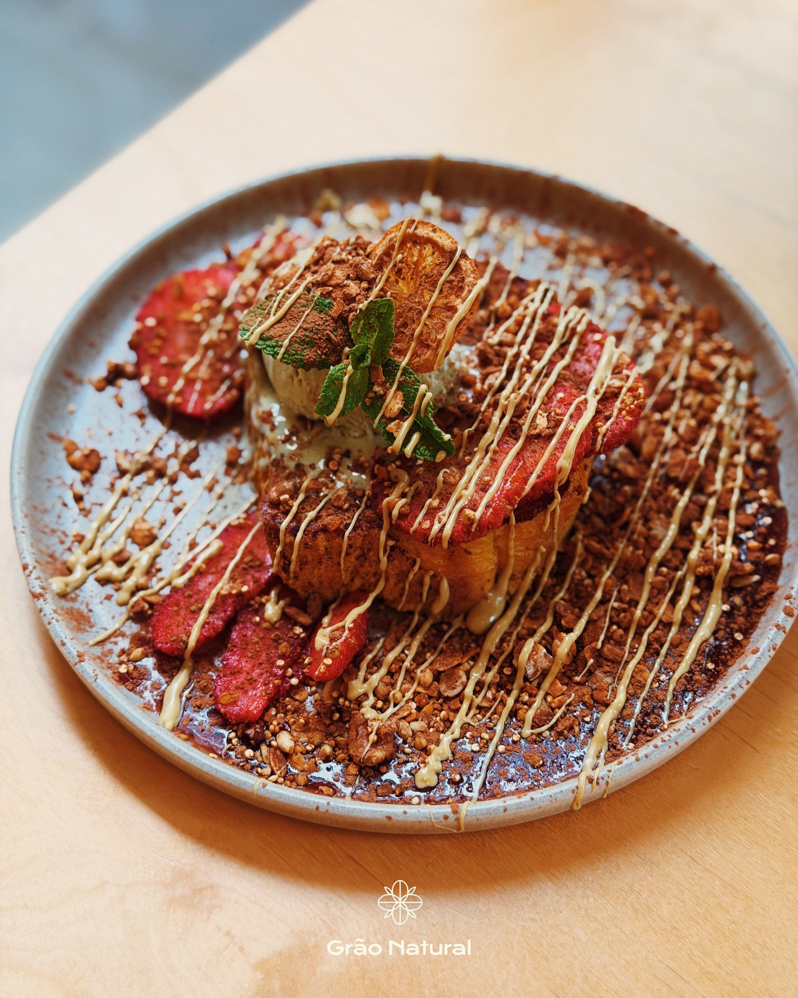 Encontra alguem que olhe pra ti como a Susie olha para a nova french toast! 😍🤭
Com pão brioche, compota frutos vermelhos, bola de gelado de pistácio, granola, morangos, cacau e topping de pistácio. Impossível resistir. 🤤
_
#graonatural #alimentaoteudia #arcosdevaldevez #frenchtoast #brunch