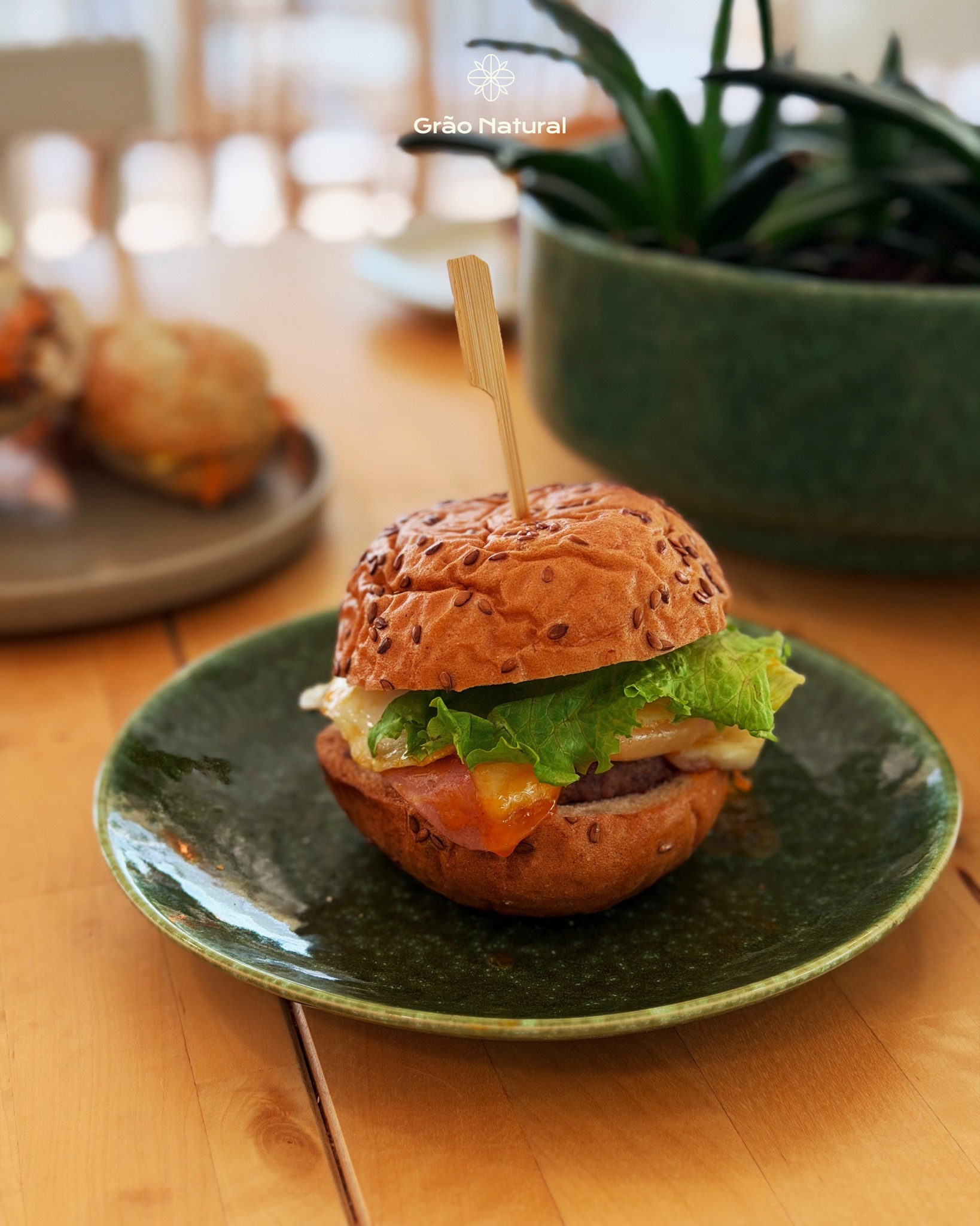 Dos clássicos aos mais diferentes, dos sabores mais intensos às opções vegetarianas, os nossos hambúrgueres têm uma coisa em comum: são feitos para comer até à última dentada. 🤤🌱
Agora só falta escolher… qual vai para a tua mesa? 👀
⚠️ Lembra-te: estamos de férias de 31 de agosto a 14 de setembro.
Se ainda queres matar a vontade de um Grão Burguer, aproveita até este domingo! 🍔
#GraoNatural #GraoBurguers #Hamburguer #BrunchPortugal #ArcosDeValdevez