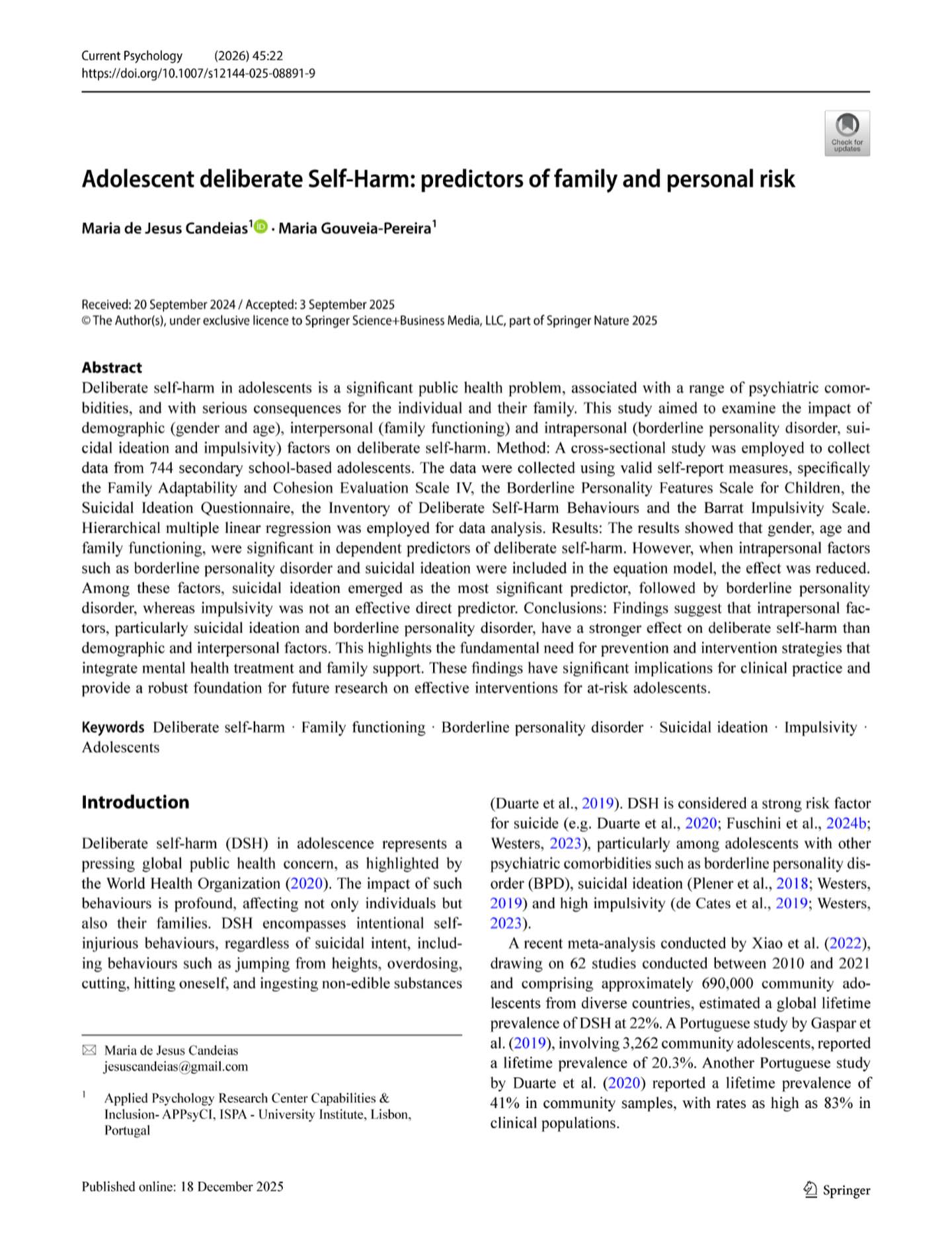 Temos o gosto de partilhar a recente publicação do artigo
“Adolescent deliberate self-harm: predictors of family and personal risk”, da autoria das investigadoras do APPsyCI Prof.ª Maria de Jesus Candeias e Prof.ª Maria João Gouveia, publicado na revista Current Psychology (Springer Nature).
Este estudo analisa o papel de fatores demográficos, familiares e intrapessoais no comportamento de autoagressão deliberada em adolescentes, destacando a ideação suicida e os traços borderline como preditores particularmente relevantes, em comparação com fatores interpessoais e demográficos.
Os resultados sublinham a importância de estratégias de prevenção e intervenção integradas, que articulem o apoio à saúde mental com o envolvimento familiar, com implicações claras para a prática clínica e para o desenvolvimento de respostas dirigidas a adolescentes em risco.
📖 Publicado online a 18 de dezembro de 2025 🔗 Revista Current Psychology
Parabéns às autoras por mais um contributo relevante para a investigação em psicologia e saúde mental.👏
#APPsyCI
#Ispa
#Psicologia Instagram Post