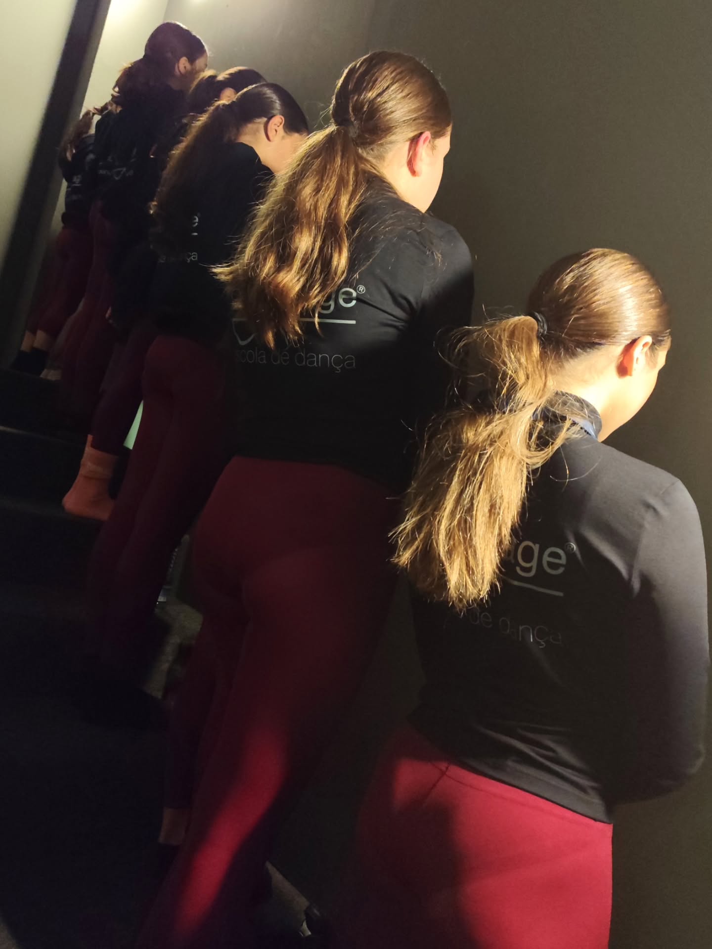 Global Dance Open Portugal Qualifier 2026 @gdoportugal @globaldanceopen Hoje a Companhia Júnior Backstage e a nossa solista @brennda_bailarina concluíram a sua participação no primeiro Qualifier do ano. Algumas surpresas e muitas aprendizagens... Muito nervosismo e ansiedade das nossas jovens bailarinas que ainda assim conseguiram na sua estreia em grupo em Dança Contemporânea um fantástico 3° lugar. Parabéns GDO pela fantástica organização e staff absolutamente incrível. Obrigada aos jurados pelo reconhecimento. Parabéns às nossas coreógrafas, professores, treinadores e toda a equipa backstage, pilares da formação destes bailarinos. Gratos aos pais, amigos e familiares por todo o apoio Prontos para o próximo! 💪 🥈Solo Senior Lyrical Palomas y Santas, @brennda_bailarina Coreografia de @rosaliapassinhas 🥉Small Group Teen Contemporary, Plural, Companhia Júnior Backstage, coreografia @18_carolina_gomes Coach Rosália Passinhas ⏭️ Momentos de bastidores, excertos coreográficos, prizes giving...... #backstageescoladedança #competitionteam #companhiajuniorbackstage #braga #portugal