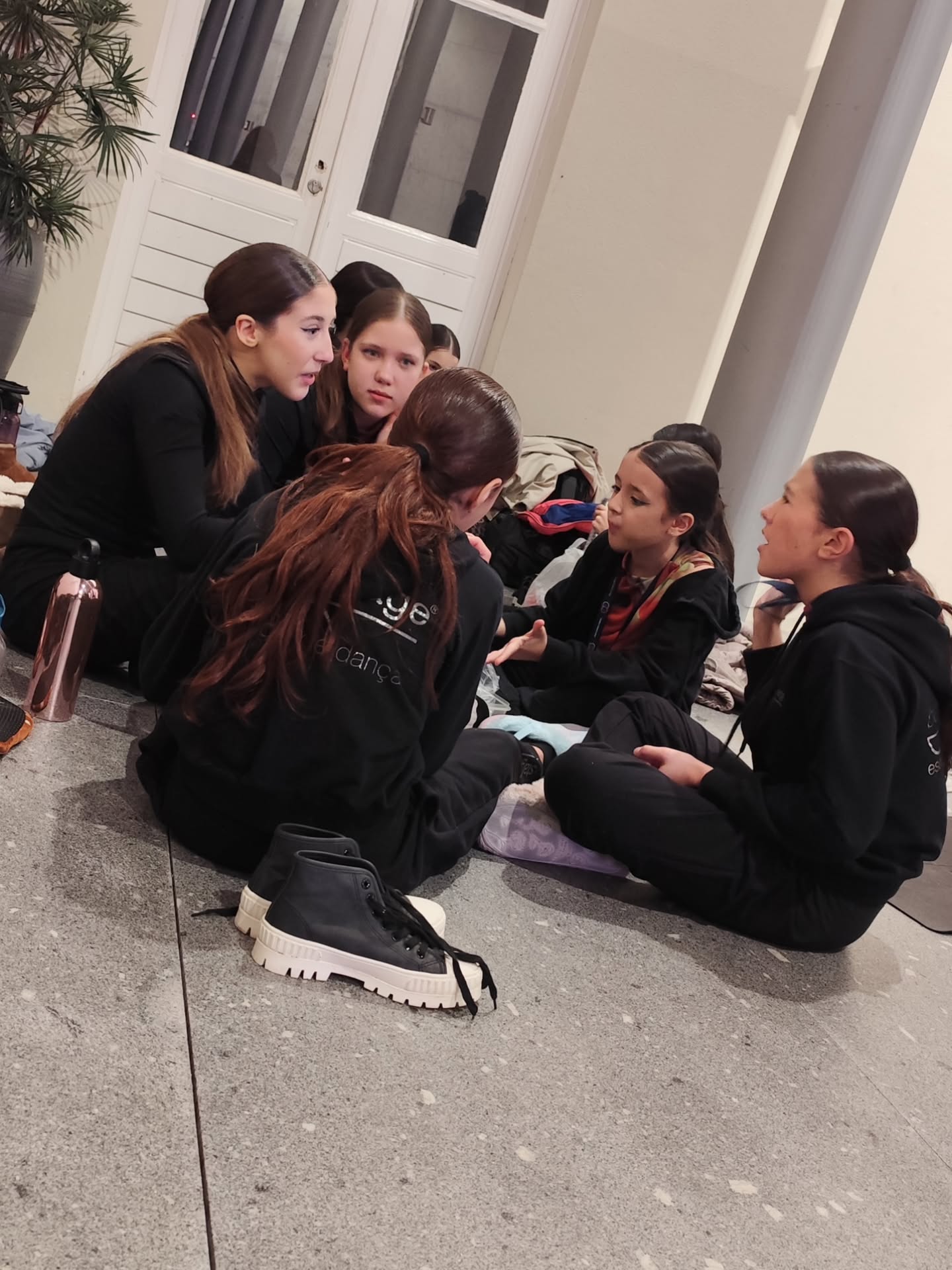 Global Dance Open Portugal Qualifier 2026 @gdoportugal @globaldanceopen Hoje a Companhia Júnior Backstage e a nossa solista @brennda_bailarina concluíram a sua participação no primeiro Qualifier do ano. Algumas surpresas e muitas aprendizagens... Muito nervosismo e ansiedade das nossas jovens bailarinas que ainda assim conseguiram na sua estreia em grupo em Dança Contemporânea um fantástico 3° lugar. Parabéns GDO pela fantástica organização e staff absolutamente incrível. Obrigada aos jurados pelo reconhecimento. Parabéns às nossas coreógrafas, professores, treinadores e toda a equipa backstage, pilares da formação destes bailarinos. Gratos aos pais, amigos e familiares por todo o apoio Prontos para o próximo! 💪 🥈Solo Senior Lyrical Palomas y Santas, @brennda_bailarina Coreografia de @rosaliapassinhas 🥉Small Group Teen Contemporary, Plural, Companhia Júnior Backstage, coreografia @18_carolina_gomes Coach Rosália Passinhas ⏭️ Momentos de bastidores, excertos coreográficos, prizes giving...... #backstageescoladedança #competitionteam #companhiajuniorbackstage #braga #portugal