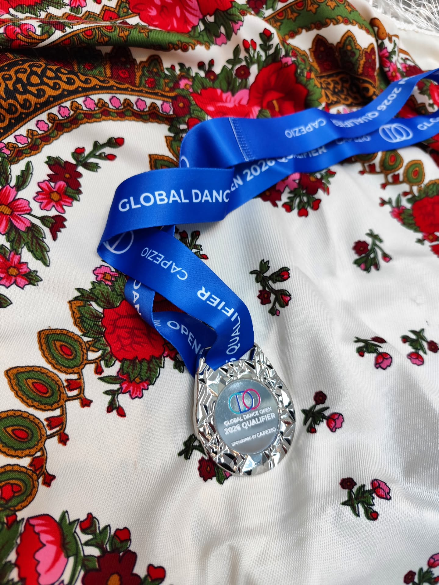 Global Dance Open Portugal Qualifier 2026 @gdoportugal @globaldanceopen Hoje a Companhia Júnior Backstage e a nossa solista @brennda_bailarina concluíram a sua participação no primeiro Qualifier do ano. Algumas surpresas e muitas aprendizagens... Muito nervosismo e ansiedade das nossas jovens bailarinas que ainda assim conseguiram na sua estreia em grupo em Dança Contemporânea um fantástico 3° lugar. Parabéns GDO pela fantástica organização e staff absolutamente incrível. Obrigada aos jurados pelo reconhecimento. Parabéns às nossas coreógrafas, professores, treinadores e toda a equipa backstage, pilares da formação destes bailarinos. Gratos aos pais, amigos e familiares por todo o apoio Prontos para o próximo! 💪 🥈Solo Senior Lyrical Palomas y Santas, @brennda_bailarina Coreografia de @rosaliapassinhas 🥉Small Group Teen Contemporary, Plural, Companhia Júnior Backstage, coreografia @18_carolina_gomes Coach Rosália Passinhas ⏭️ Momentos de bastidores, excertos coreográficos, prizes giving...... #backstageescoladedança #competitionteam #companhiajuniorbackstage #braga #portugal