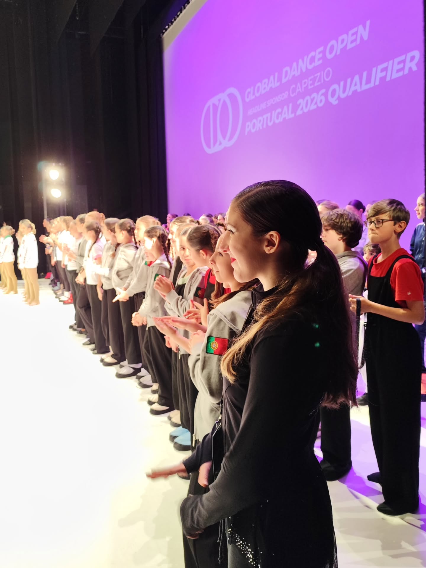 Global Dance Open Portugal Qualifier 2026 @gdoportugal @globaldanceopen Hoje a Companhia Júnior Backstage e a nossa solista @brennda_bailarina concluíram a sua participação no primeiro Qualifier do ano. Algumas surpresas e muitas aprendizagens... Muito nervosismo e ansiedade das nossas jovens bailarinas que ainda assim conseguiram na sua estreia em grupo em Dança Contemporânea um fantástico 3° lugar. Parabéns GDO pela fantástica organização e staff absolutamente incrível. Obrigada aos jurados pelo reconhecimento. Parabéns às nossas coreógrafas, professores, treinadores e toda a equipa backstage, pilares da formação destes bailarinos. Gratos aos pais, amigos e familiares por todo o apoio Prontos para o próximo! 💪 🥈Solo Senior Lyrical Palomas y Santas, @brennda_bailarina Coreografia de @rosaliapassinhas 🥉Small Group Teen Contemporary, Plural, Companhia Júnior Backstage, coreografia @18_carolina_gomes Coach Rosália Passinhas ⏭️ Momentos de bastidores, excertos coreográficos, prizes giving...... #backstageescoladedança #competitionteam #companhiajuniorbackstage #braga #portugal