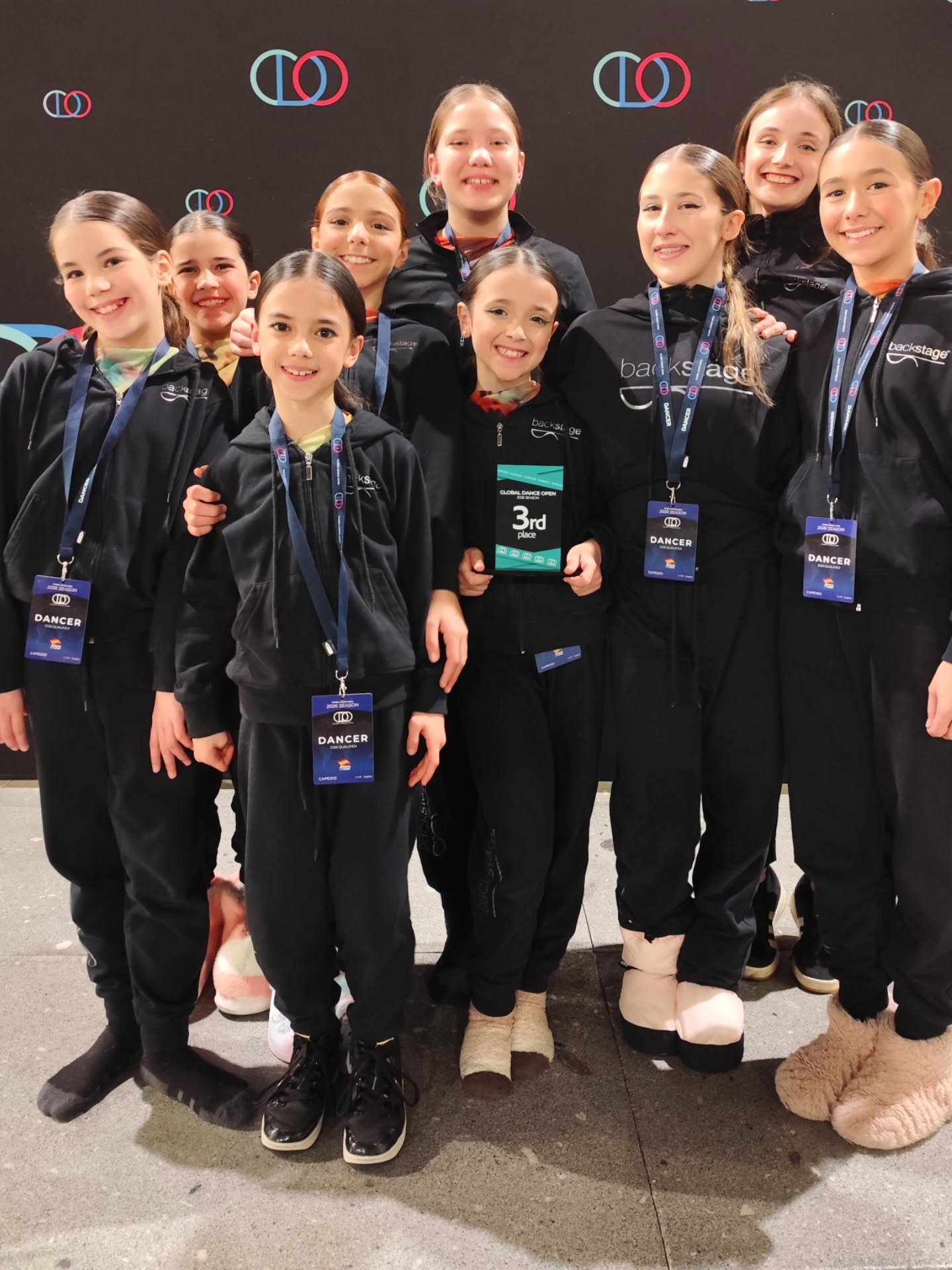 Global Dance Open Portugal Qualifier 2026 @gdoportugal @globaldanceopen Hoje a Companhia Júnior Backstage e a nossa solista @brennda_bailarina concluíram a sua participação no primeiro Qualifier do ano. Algumas surpresas e muitas aprendizagens... Muito nervosismo e ansiedade das nossas jovens bailarinas que ainda assim conseguiram na sua estreia em grupo em Dança Contemporânea um fantástico 3° lugar. Parabéns GDO pela fantástica organização e staff absolutamente incrível. Obrigada aos jurados pelo reconhecimento. Parabéns às nossas coreógrafas, professores, treinadores e toda a equipa backstage, pilares da formação destes bailarinos. Gratos aos pais, amigos e familiares por todo o apoio Prontos para o próximo! 💪 🥈Solo Senior Lyrical Palomas y Santas, @brennda_bailarina Coreografia de @rosaliapassinhas 🥉Small Group Teen Contemporary, Plural, Companhia Júnior Backstage, coreografia @18_carolina_gomes Coach Rosália Passinhas ⏭️ Momentos de bastidores, excertos coreográficos, prizes giving...... #backstageescoladedança #competitionteam #companhiajuniorbackstage #braga #portugal