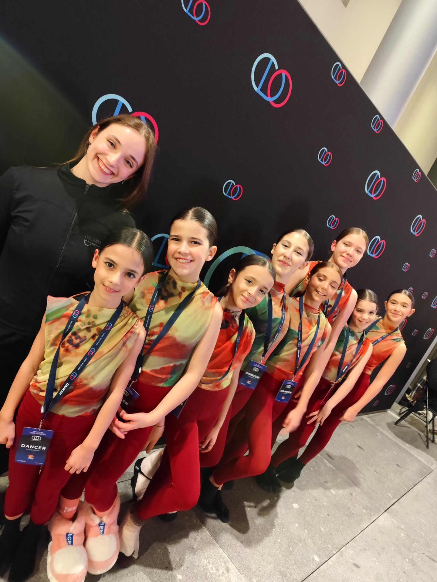Global Dance Open Portugal Qualifier 2026 @gdoportugal @globaldanceopen Hoje a Companhia Júnior Backstage e a nossa solista @brennda_bailarina concluíram a sua participação no primeiro Qualifier do ano. Algumas surpresas e muitas aprendizagens... Muito nervosismo e ansiedade das nossas jovens bailarinas que ainda assim conseguiram na sua estreia em grupo em Dança Contemporânea um fantástico 3° lugar. Parabéns GDO pela fantástica organização e staff absolutamente incrível. Obrigada aos jurados pelo reconhecimento. Parabéns às nossas coreógrafas, professores, treinadores e toda a equipa backstage, pilares da formação destes bailarinos. Gratos aos pais, amigos e familiares por todo o apoio Prontos para o próximo! 💪 🥈Solo Senior Lyrical Palomas y Santas, @brennda_bailarina Coreografia de @rosaliapassinhas 🥉Small Group Teen Contemporary, Plural, Companhia Júnior Backstage, coreografia @18_carolina_gomes Coach Rosália Passinhas ⏭️ Momentos de bastidores, excertos coreográficos, prizes giving...... #backstageescoladedança #competitionteam #companhiajuniorbackstage #braga #portugal