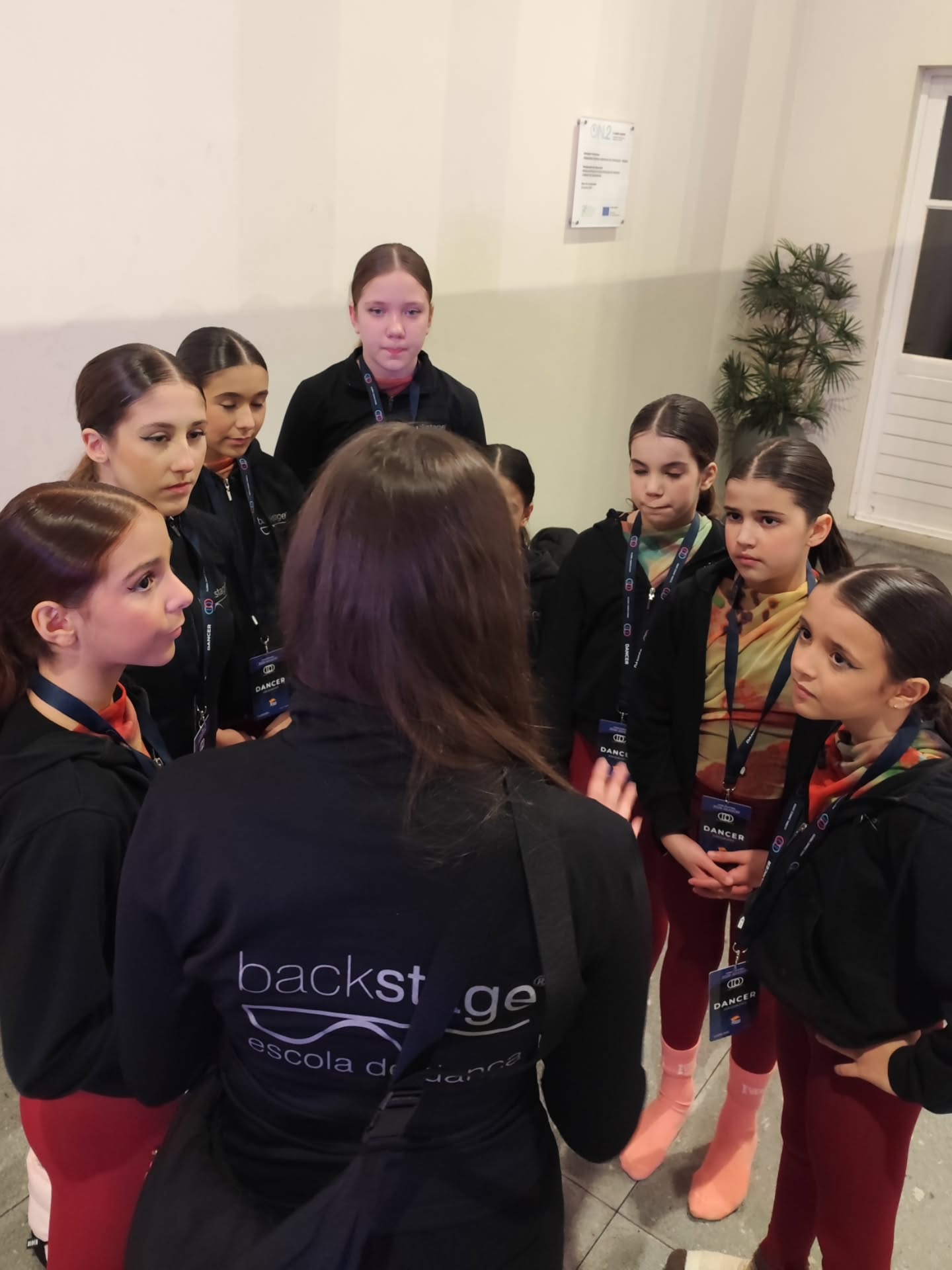 Global Dance Open Portugal Qualifier 2026 @gdoportugal @globaldanceopen Hoje a Companhia Júnior Backstage e a nossa solista @brennda_bailarina concluíram a sua participação no primeiro Qualifier do ano. Algumas surpresas e muitas aprendizagens... Muito nervosismo e ansiedade das nossas jovens bailarinas que ainda assim conseguiram na sua estreia em grupo em Dança Contemporânea um fantástico 3° lugar. Parabéns GDO pela fantástica organização e staff absolutamente incrível. Obrigada aos jurados pelo reconhecimento. Parabéns às nossas coreógrafas, professores, treinadores e toda a equipa backstage, pilares da formação destes bailarinos. Gratos aos pais, amigos e familiares por todo o apoio Prontos para o próximo! 💪 🥈Solo Senior Lyrical Palomas y Santas, @brennda_bailarina Coreografia de @rosaliapassinhas 🥉Small Group Teen Contemporary, Plural, Companhia Júnior Backstage, coreografia @18_carolina_gomes Coach Rosália Passinhas ⏭️ Momentos de bastidores, excertos coreográficos, prizes giving...... #backstageescoladedança #competitionteam #companhiajuniorbackstage #braga #portugal