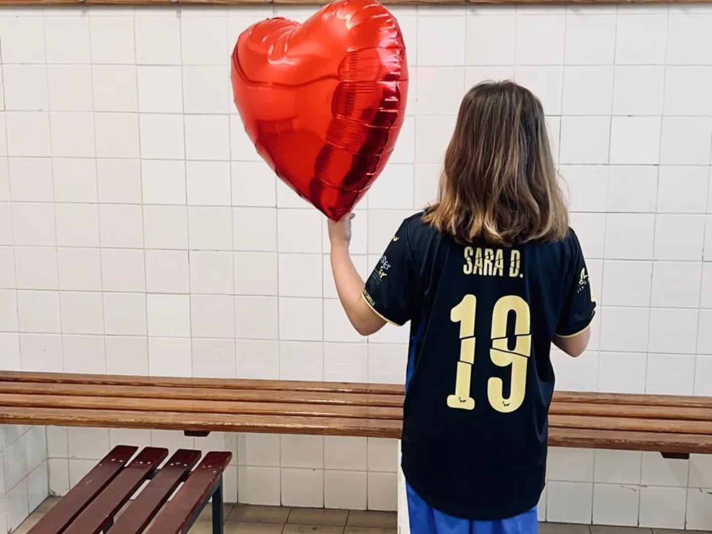 Hoje o Hóquei Clube de Massamá Stuart recorda um treinador que marcou uma geração de miúdos — dentro do ringue e, sobretudo, fora dele.
Ficam os sorrisos nos treinos, as palavras que ensinavam mais do que táticas e a memória de quem fez do hóquei uma escola de vida.
Tó, o teu legado continua em cada criança que pegou num stick ao teu lado.
Obrigado por tudo. 💙🏑
@stuart.hcm @paredefootballclube @adohoqueipatins
#hoquei #hoqueiempatins