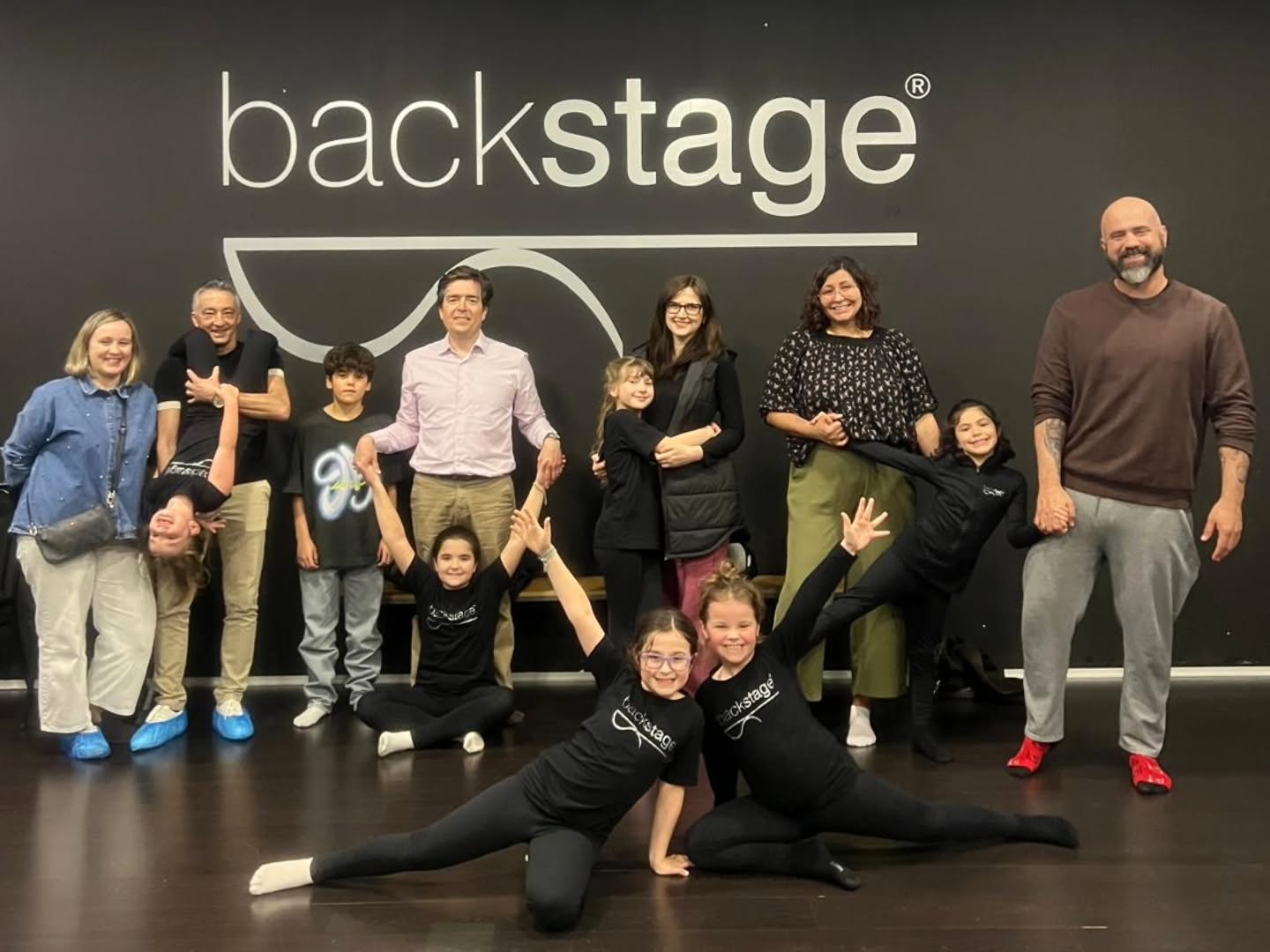 Hoje desejamos uma Feliz Páscoa a esta incrível família que é a nossa FAMÍLIA BACKSTAGE e agradecemos por todo o apoio, compreensão, dedicação e espírito de comunidade! Semana do Pai e Semana de Aulas Abertas da Páscoa... Foram duas semanas consecutivas a receber-vos e a abrirmos a porta da paixão e da prática que tanto preenche os Vossos filhos, netos, sobrinhos... E apesar de toda a logística familiar... compareceram, participaram e apoiaram com o melhor de vocês... o melhor sorriso, o melhor abraço, a melhor ovação ✨ Obrigada FAMÍLIA BACKSTAGE ❤️ Boa Páscoa 🐇 Segunda feira estamos de volta, para um mês inesquecível de ensaios e atividades - o mês da Dança ✨ #backstageescoladedança #danceschoolbraga #escoladedançabraga #aulasdedançabraga #braga