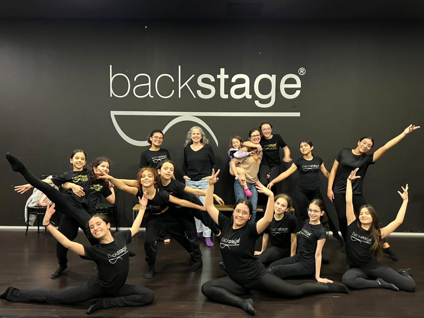 Hoje desejamos uma Feliz Páscoa a esta incrível família que é a nossa FAMÍLIA BACKSTAGE e agradecemos por todo o apoio, compreensão, dedicação e espírito de comunidade! Semana do Pai e Semana de Aulas Abertas da Páscoa... Foram duas semanas consecutivas a receber-vos e a abrirmos a porta da paixão e da prática que tanto preenche os Vossos filhos, netos, sobrinhos... E apesar de toda a logística familiar... compareceram, participaram e apoiaram com o melhor de vocês... o melhor sorriso, o melhor abraço, a melhor ovação ✨ Obrigada FAMÍLIA BACKSTAGE ❤️ Boa Páscoa 🐇 Segunda feira estamos de volta, para um mês inesquecível de ensaios e atividades - o mês da Dança ✨ #backstageescoladedança #danceschoolbraga #escoladedançabraga #aulasdedançabraga #braga