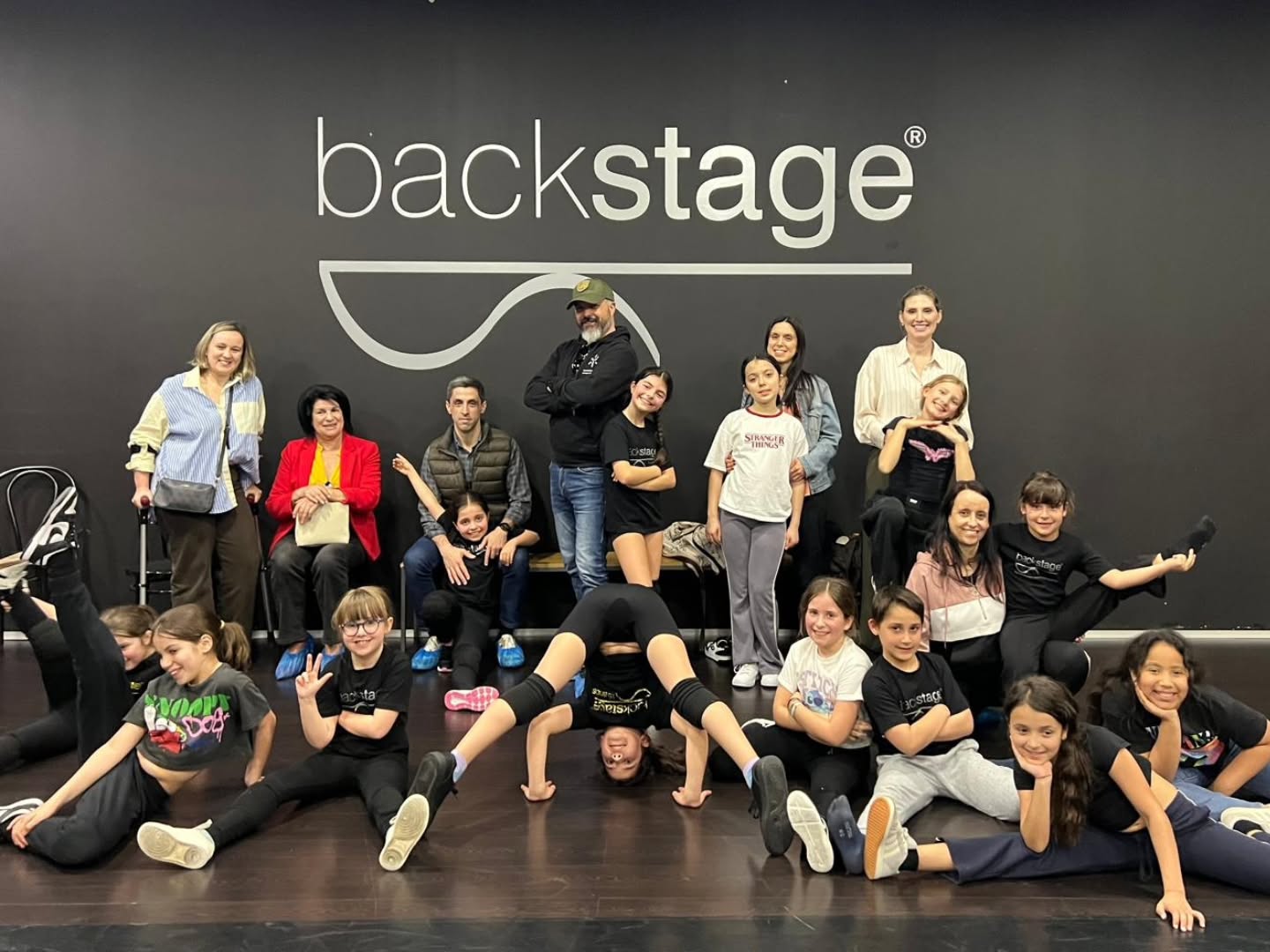 Hoje desejamos uma Feliz Páscoa a esta incrível família que é a nossa FAMÍLIA BACKSTAGE e agradecemos por todo o apoio, compreensão, dedicação e espírito de comunidade! Semana do Pai e Semana de Aulas Abertas da Páscoa... Foram duas semanas consecutivas a receber-vos e a abrirmos a porta da paixão e da prática que tanto preenche os Vossos filhos, netos, sobrinhos... E apesar de toda a logística familiar... compareceram, participaram e apoiaram com o melhor de vocês... o melhor sorriso, o melhor abraço, a melhor ovação ✨ Obrigada FAMÍLIA BACKSTAGE ❤️ Boa Páscoa 🐇 Segunda feira estamos de volta, para um mês inesquecível de ensaios e atividades - o mês da Dança ✨ #backstageescoladedança #danceschoolbraga #escoladedançabraga #aulasdedançabraga #braga