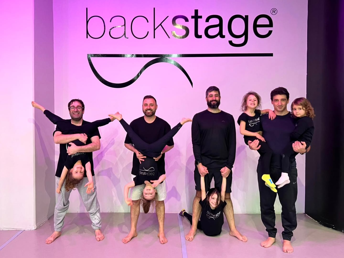 Hoje desejamos uma Feliz Páscoa a esta incrível família que é a nossa FAMÍLIA BACKSTAGE e agradecemos por todo o apoio, compreensão, dedicação e espírito de comunidade! Semana do Pai e Semana de Aulas Abertas da Páscoa... Foram duas semanas consecutivas a receber-vos e a abrirmos a porta da paixão e da prática que tanto preenche os Vossos filhos, netos, sobrinhos... E apesar de toda a logística familiar... compareceram, participaram e apoiaram com o melhor de vocês... o melhor sorriso, o melhor abraço, a melhor ovação ✨ Obrigada FAMÍLIA BACKSTAGE ❤️ Boa Páscoa 🐇 Segunda feira estamos de volta, para um mês inesquecível de ensaios e atividades - o mês da Dança ✨ #backstageescoladedança #danceschoolbraga #escoladedançabraga #aulasdedançabraga #braga