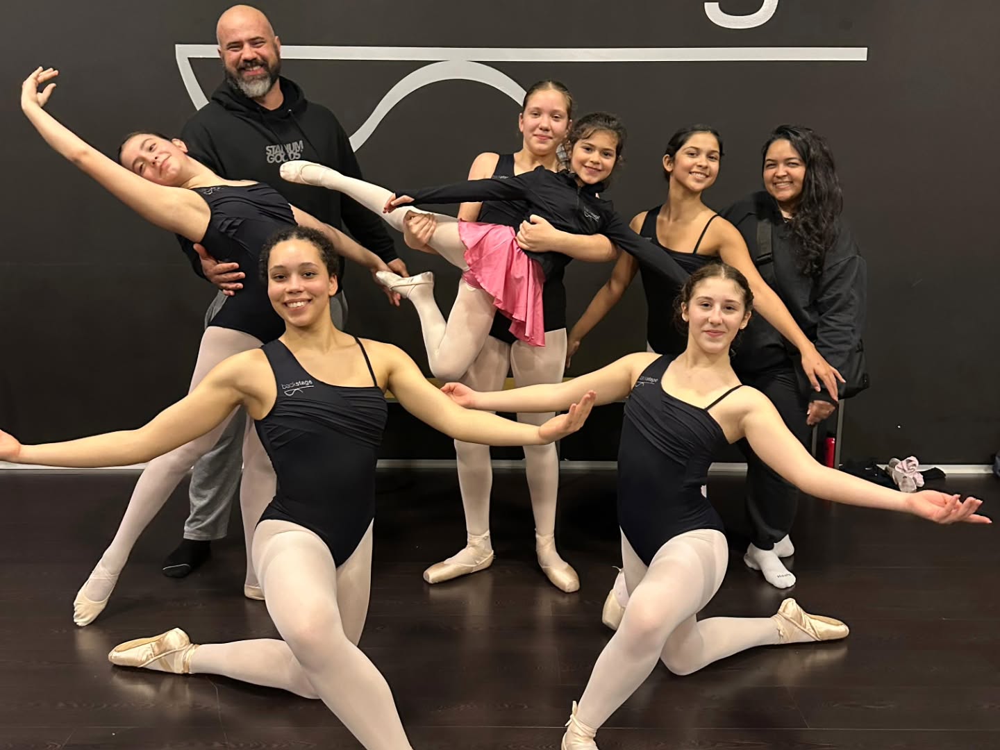 Hoje desejamos uma Feliz Páscoa a esta incrível família que é a nossa FAMÍLIA BACKSTAGE e agradecemos por todo o apoio, compreensão, dedicação e espírito de comunidade! Semana do Pai e Semana de Aulas Abertas da Páscoa... Foram duas semanas consecutivas a receber-vos e a abrirmos a porta da paixão e da prática que tanto preenche os Vossos filhos, netos, sobrinhos... E apesar de toda a logística familiar... compareceram, participaram e apoiaram com o melhor de vocês... o melhor sorriso, o melhor abraço, a melhor ovação ✨ Obrigada FAMÍLIA BACKSTAGE ❤️ Boa Páscoa 🐇 Segunda feira estamos de volta, para um mês inesquecível de ensaios e atividades - o mês da Dança ✨ #backstageescoladedança #danceschoolbraga #escoladedançabraga #aulasdedançabraga #braga