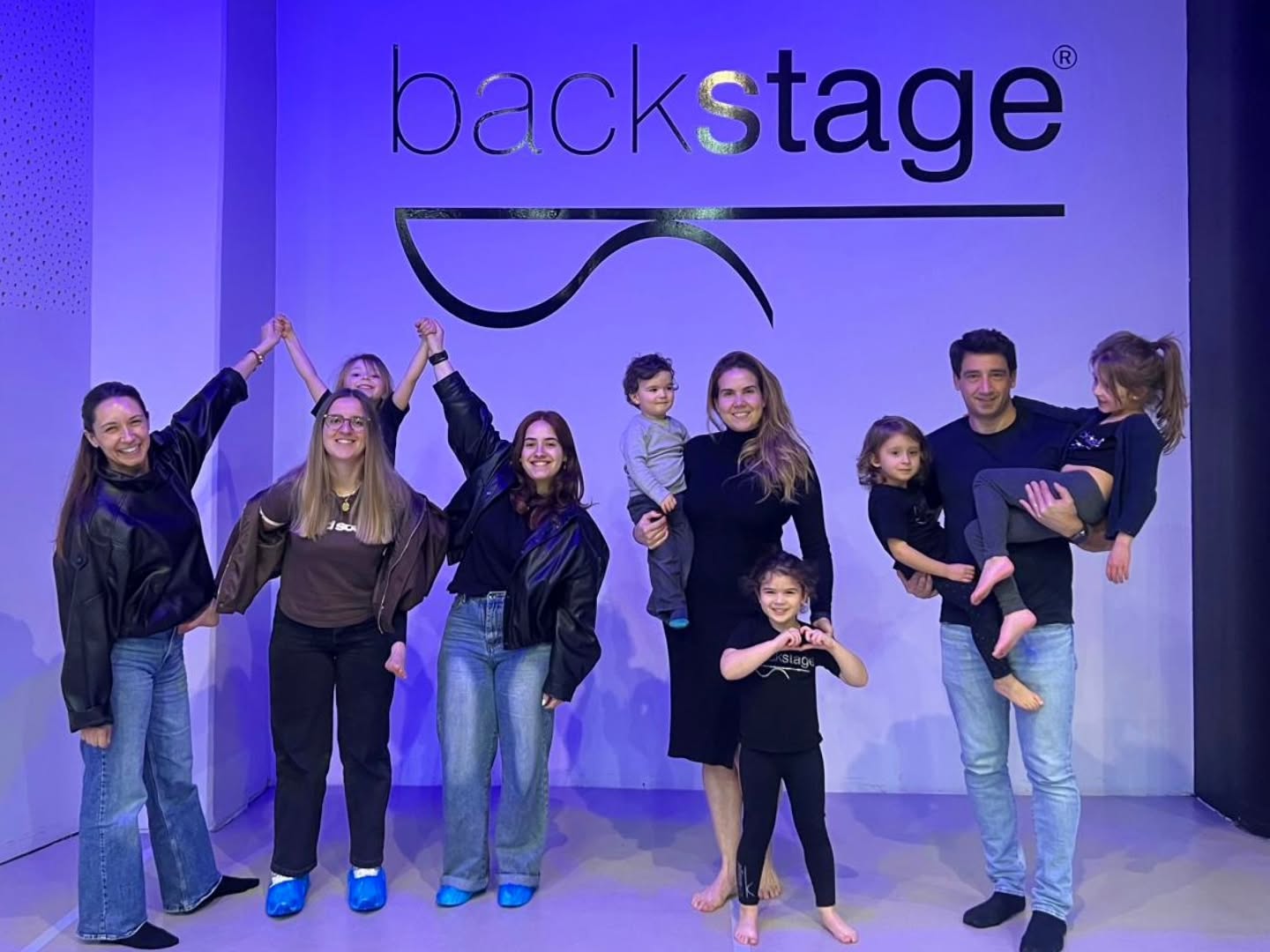 Hoje desejamos uma Feliz Páscoa a esta incrível família que é a nossa FAMÍLIA BACKSTAGE e agradecemos por todo o apoio, compreensão, dedicação e espírito de comunidade! Semana do Pai e Semana de Aulas Abertas da Páscoa... Foram duas semanas consecutivas a receber-vos e a abrirmos a porta da paixão e da prática que tanto preenche os Vossos filhos, netos, sobrinhos... E apesar de toda a logística familiar... compareceram, participaram e apoiaram com o melhor de vocês... o melhor sorriso, o melhor abraço, a melhor ovação ✨ Obrigada FAMÍLIA BACKSTAGE ❤️ Boa Páscoa 🐇 Segunda feira estamos de volta, para um mês inesquecível de ensaios e atividades - o mês da Dança ✨ #backstageescoladedança #danceschoolbraga #escoladedançabraga #aulasdedançabraga #braga