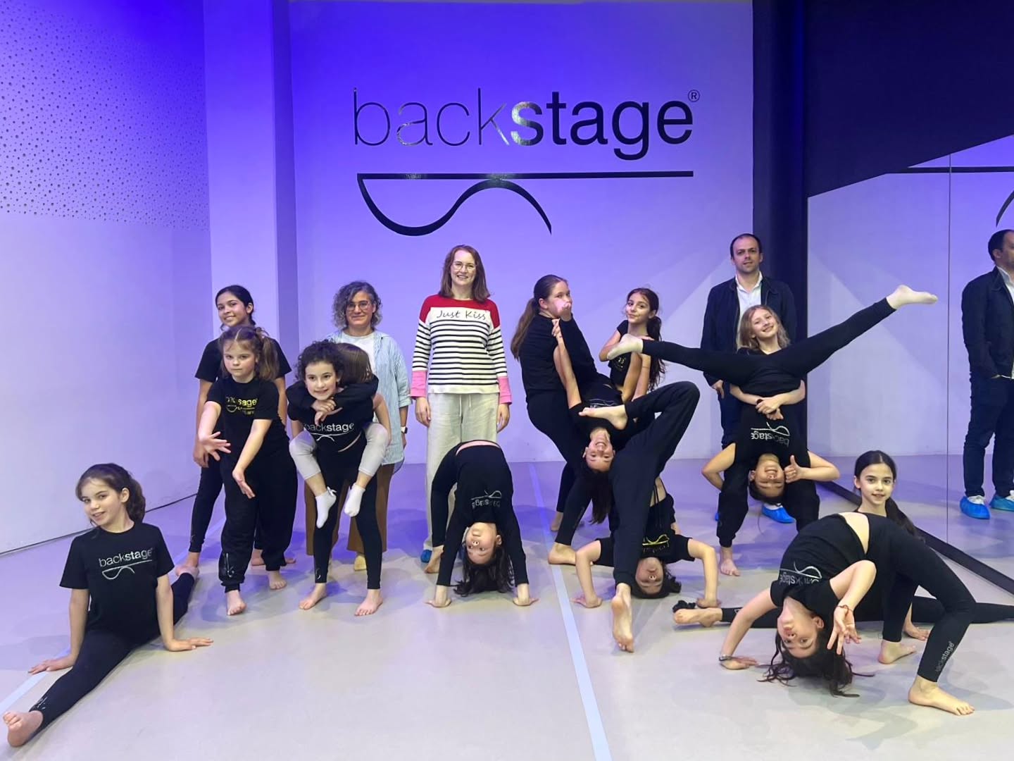 Hoje desejamos uma Feliz Páscoa a esta incrível família que é a nossa FAMÍLIA BACKSTAGE e agradecemos por todo o apoio, compreensão, dedicação e espírito de comunidade! Semana do Pai e Semana de Aulas Abertas da Páscoa... Foram duas semanas consecutivas a receber-vos e a abrirmos a porta da paixão e da prática que tanto preenche os Vossos filhos, netos, sobrinhos... E apesar de toda a logística familiar... compareceram, participaram e apoiaram com o melhor de vocês... o melhor sorriso, o melhor abraço, a melhor ovação ✨ Obrigada FAMÍLIA BACKSTAGE ❤️ Boa Páscoa 🐇 Segunda feira estamos de volta, para um mês inesquecível de ensaios e atividades - o mês da Dança ✨ #backstageescoladedança #danceschoolbraga #escoladedançabraga #aulasdedançabraga #braga