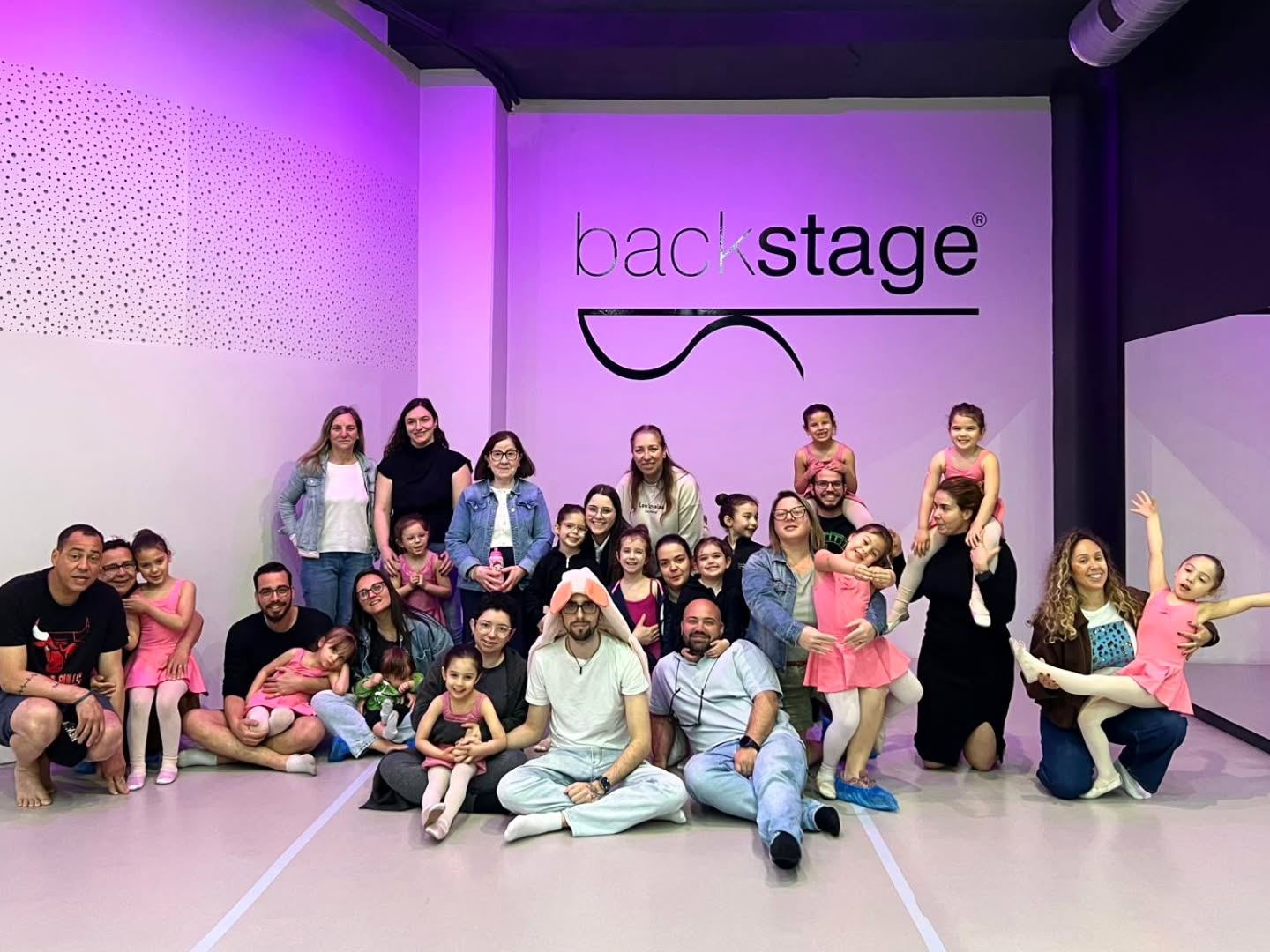 Hoje desejamos uma Feliz Páscoa a esta incrível família que é a nossa FAMÍLIA BACKSTAGE e agradecemos por todo o apoio, compreensão, dedicação e espírito de comunidade! Semana do Pai e Semana de Aulas Abertas da Páscoa... Foram duas semanas consecutivas a receber-vos e a abrirmos a porta da paixão e da prática que tanto preenche os Vossos filhos, netos, sobrinhos... E apesar de toda a logística familiar... compareceram, participaram e apoiaram com o melhor de vocês... o melhor sorriso, o melhor abraço, a melhor ovação ✨ Obrigada FAMÍLIA BACKSTAGE ❤️ Boa Páscoa 🐇 Segunda feira estamos de volta, para um mês inesquecível de ensaios e atividades - o mês da Dança ✨ #backstageescoladedança #danceschoolbraga #escoladedançabraga #aulasdedançabraga #braga