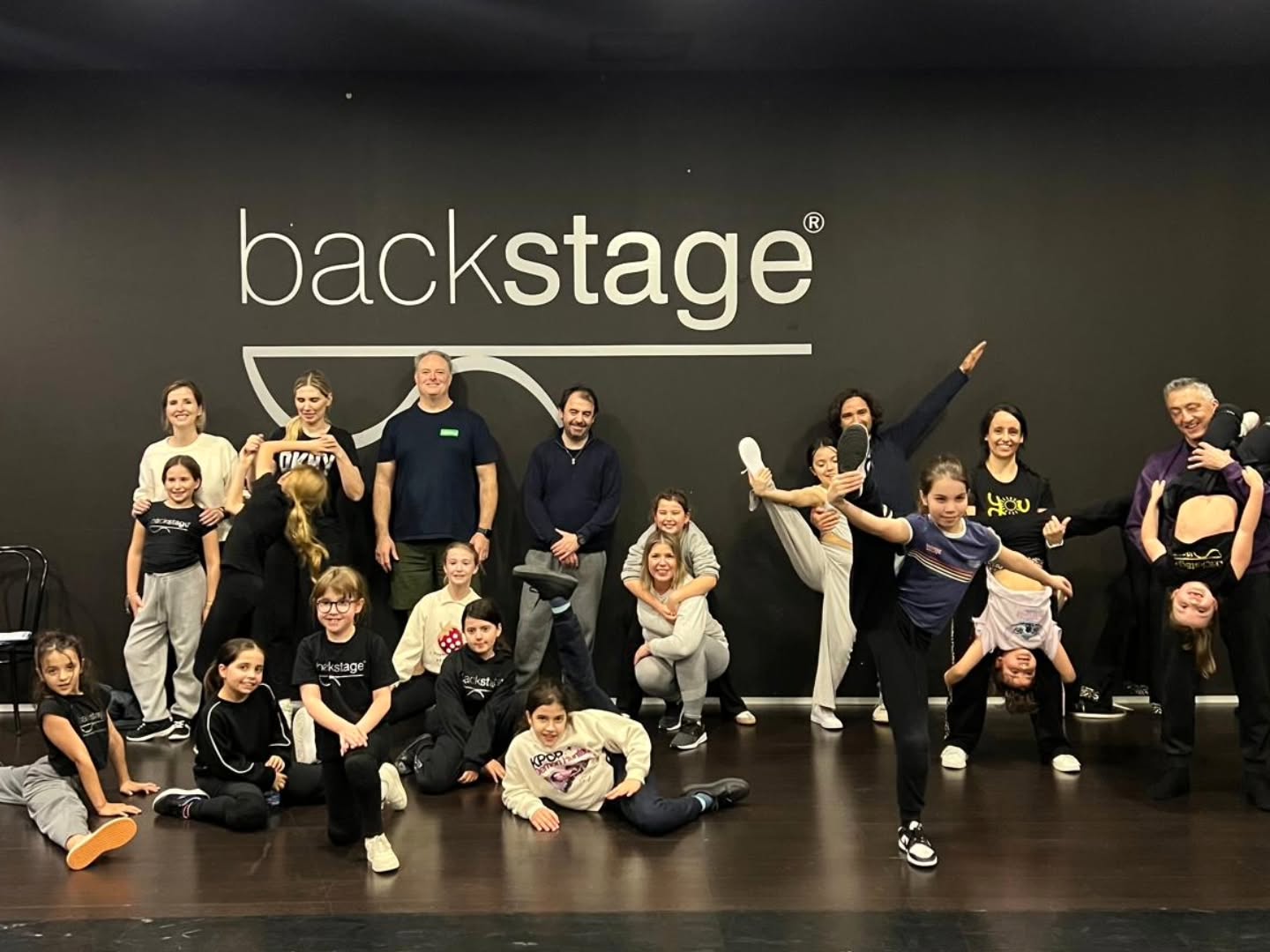 Hoje desejamos uma Feliz Páscoa a esta incrível família que é a nossa FAMÍLIA BACKSTAGE e agradecemos por todo o apoio, compreensão, dedicação e espírito de comunidade! Semana do Pai e Semana de Aulas Abertas da Páscoa... Foram duas semanas consecutivas a receber-vos e a abrirmos a porta da paixão e da prática que tanto preenche os Vossos filhos, netos, sobrinhos... E apesar de toda a logística familiar... compareceram, participaram e apoiaram com o melhor de vocês... o melhor sorriso, o melhor abraço, a melhor ovação ✨ Obrigada FAMÍLIA BACKSTAGE ❤️ Boa Páscoa 🐇 Segunda feira estamos de volta, para um mês inesquecível de ensaios e atividades - o mês da Dança ✨ #backstageescoladedança #danceschoolbraga #escoladedançabraga #aulasdedançabraga #braga