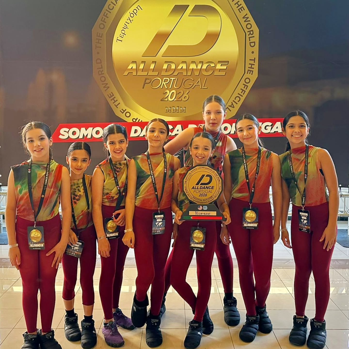 🏆OURO no @alldanceportugal para a nossa Companhia Júnior Backstage! Coreografia PLURAL de @18_carolina_gomes Coach @rosaliapassinhas Professora assistente @leonor_ferreira_13 Secção Dança Contemporânea e Moderna Open Produção Crianças e Pré-Jovens Estudantes Muito orgulhosos destes jovens bailarinos que ainda se estão a estrear em competição e já estão a demonstrar tanta dedicação e profissionalismo. Estreia em grande da nossa nova aluna recém chegada Geovana que aceitou este desafio em preparação Record de pouco mais de 1 mês 💪 e muitos parabéns por mais um pódio Cecília, Clara, Diana Silva, Diana de Barros, Eva, Matilde e Regina! Têm sido um exemplo de união e trabalho de grupo 💪 Obrigada @alldanceportugal pelo reconhecimento e excelente feedback da parte dos jurados. Obrigada aos pais e familiares por todo o apoio, dedicação e confiança! Muito orgulho na equipa backstage e na formação vocacional que oferecemos a estes jovens... Muito para além de qualquer troféu e medalha, estimulando o crescimento em grupo e a auto superação! ✨ Porque juntos vamos mais longe 💪 #backstageescoladedança #competitionteam #companhiajuniorbackstage #braga #portugal