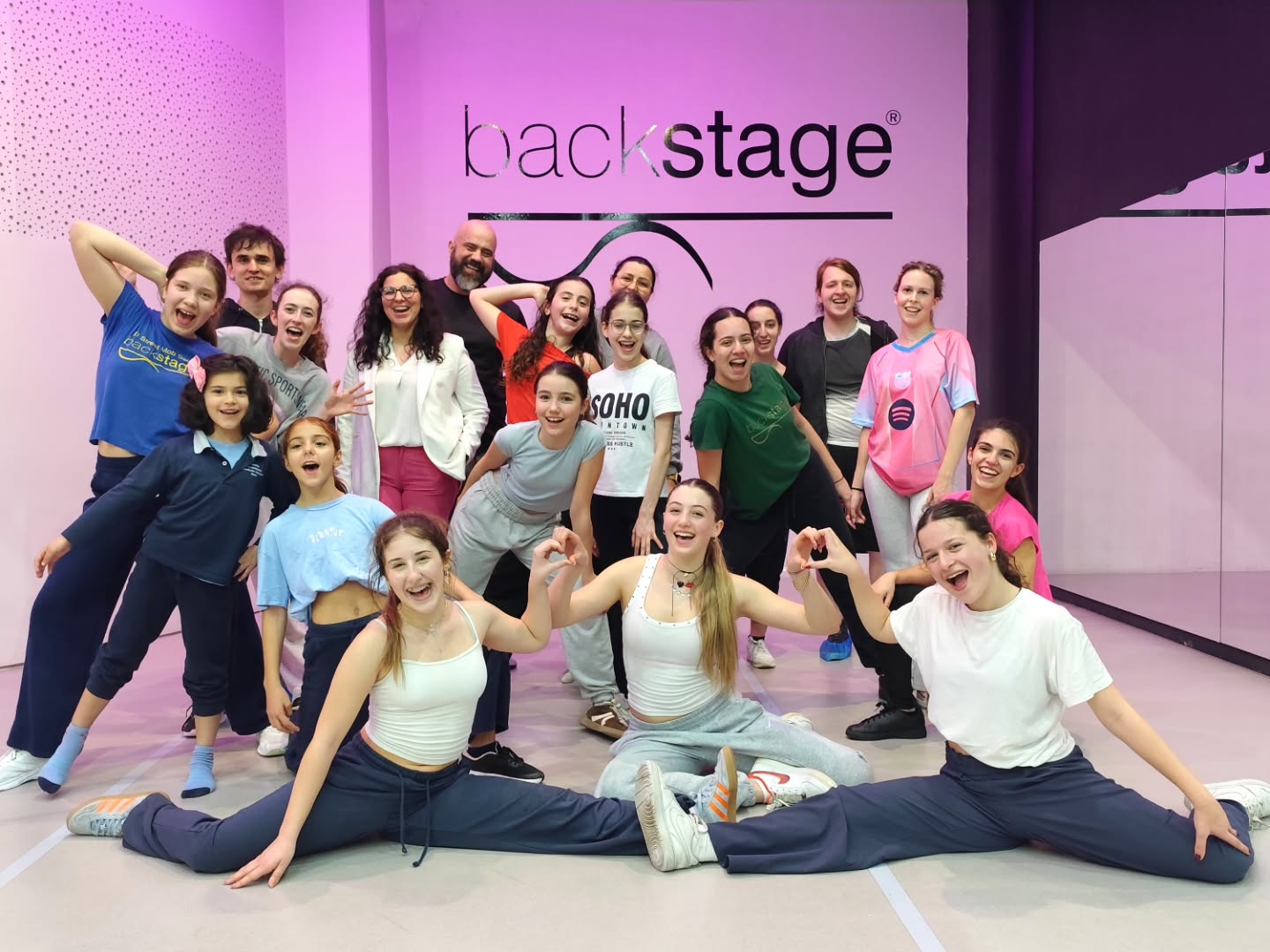Hoje desejamos uma Feliz Páscoa a esta incrível família que é a nossa FAMÍLIA BACKSTAGE e agradecemos por todo o apoio, compreensão, dedicação e espírito de comunidade! Semana do Pai e Semana de Aulas Abertas da Páscoa... Foram duas semanas consecutivas a receber-vos e a abrirmos a porta da paixão e da prática que tanto preenche os Vossos filhos, netos, sobrinhos... E apesar de toda a logística familiar... compareceram, participaram e apoiaram com o melhor de vocês... o melhor sorriso, o melhor abraço, a melhor ovação ✨ Obrigada FAMÍLIA BACKSTAGE ❤️ Boa Páscoa 🐇 Segunda feira estamos de volta, para um mês inesquecível de ensaios e atividades - o mês da Dança ✨ #backstageescoladedança #danceschoolbraga #escoladedançabraga #aulasdedançabraga #braga