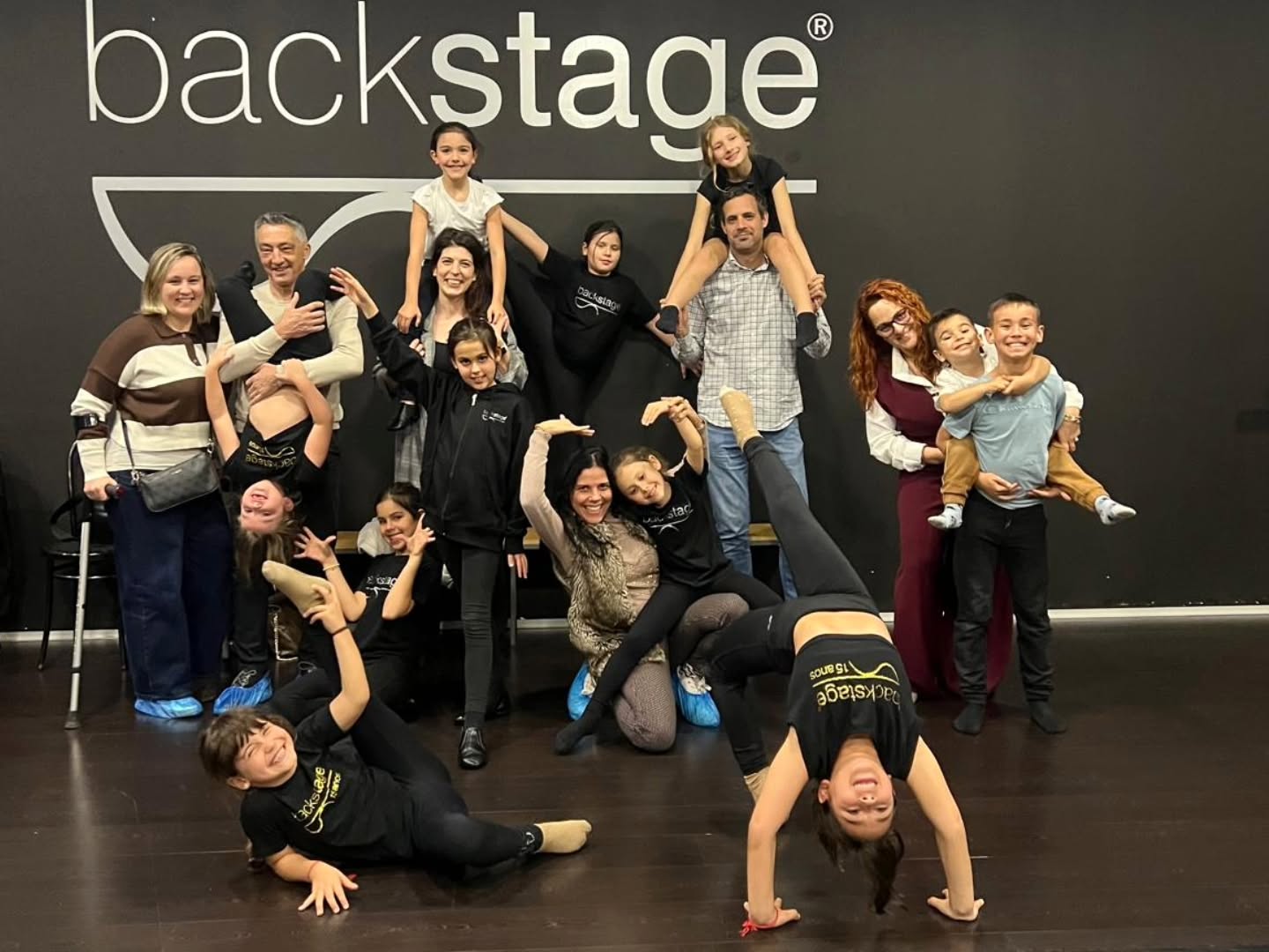 Hoje desejamos uma Feliz Páscoa a esta incrível família que é a nossa FAMÍLIA BACKSTAGE e agradecemos por todo o apoio, compreensão, dedicação e espírito de comunidade! Semana do Pai e Semana de Aulas Abertas da Páscoa... Foram duas semanas consecutivas a receber-vos e a abrirmos a porta da paixão e da prática que tanto preenche os Vossos filhos, netos, sobrinhos... E apesar de toda a logística familiar... compareceram, participaram e apoiaram com o melhor de vocês... o melhor sorriso, o melhor abraço, a melhor ovação ✨ Obrigada FAMÍLIA BACKSTAGE ❤️ Boa Páscoa 🐇 Segunda feira estamos de volta, para um mês inesquecível de ensaios e atividades - o mês da Dança ✨ #backstageescoladedança #danceschoolbraga #escoladedançabraga #aulasdedançabraga #braga