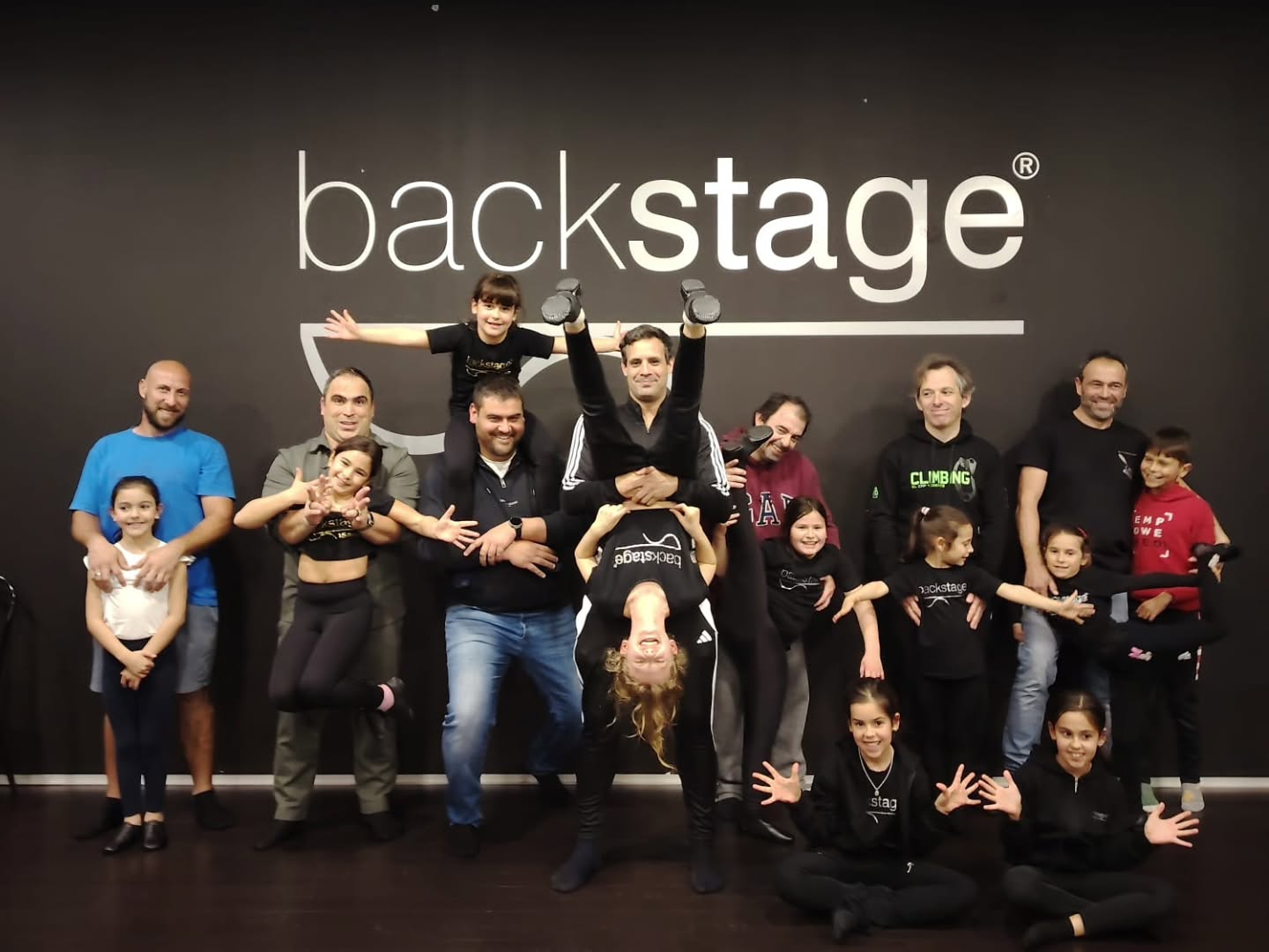 Hoje desejamos uma Feliz Páscoa a esta incrível família que é a nossa FAMÍLIA BACKSTAGE e agradecemos por todo o apoio, compreensão, dedicação e espírito de comunidade! Semana do Pai e Semana de Aulas Abertas da Páscoa... Foram duas semanas consecutivas a receber-vos e a abrirmos a porta da paixão e da prática que tanto preenche os Vossos filhos, netos, sobrinhos... E apesar de toda a logística familiar... compareceram, participaram e apoiaram com o melhor de vocês... o melhor sorriso, o melhor abraço, a melhor ovação ✨ Obrigada FAMÍLIA BACKSTAGE ❤️ Boa Páscoa 🐇 Segunda feira estamos de volta, para um mês inesquecível de ensaios e atividades - o mês da Dança ✨ #backstageescoladedança #danceschoolbraga #escoladedançabraga #aulasdedançabraga #braga