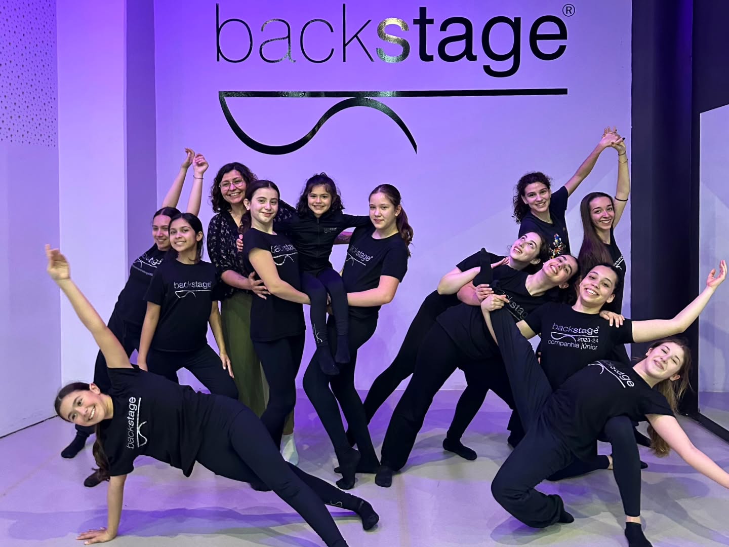 Hoje desejamos uma Feliz Páscoa a esta incrível família que é a nossa FAMÍLIA BACKSTAGE e agradecemos por todo o apoio, compreensão, dedicação e espírito de comunidade! Semana do Pai e Semana de Aulas Abertas da Páscoa... Foram duas semanas consecutivas a receber-vos e a abrirmos a porta da paixão e da prática que tanto preenche os Vossos filhos, netos, sobrinhos... E apesar de toda a logística familiar... compareceram, participaram e apoiaram com o melhor de vocês... o melhor sorriso, o melhor abraço, a melhor ovação ✨ Obrigada FAMÍLIA BACKSTAGE ❤️ Boa Páscoa 🐇 Segunda feira estamos de volta, para um mês inesquecível de ensaios e atividades - o mês da Dança ✨ #backstageescoladedança #danceschoolbraga #escoladedançabraga #aulasdedançabraga #braga