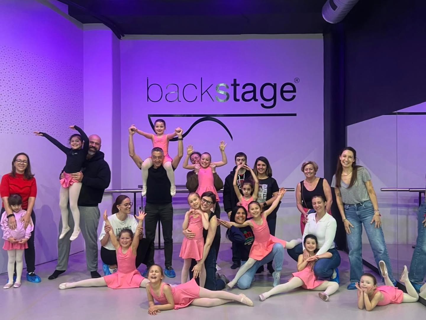 Hoje desejamos uma Feliz Páscoa a esta incrível família que é a nossa FAMÍLIA BACKSTAGE e agradecemos por todo o apoio, compreensão, dedicação e espírito de comunidade! Semana do Pai e Semana de Aulas Abertas da Páscoa... Foram duas semanas consecutivas a receber-vos e a abrirmos a porta da paixão e da prática que tanto preenche os Vossos filhos, netos, sobrinhos... E apesar de toda a logística familiar... compareceram, participaram e apoiaram com o melhor de vocês... o melhor sorriso, o melhor abraço, a melhor ovação ✨ Obrigada FAMÍLIA BACKSTAGE ❤️ Boa Páscoa 🐇 Segunda feira estamos de volta, para um mês inesquecível de ensaios e atividades - o mês da Dança ✨ #backstageescoladedança #danceschoolbraga #escoladedançabraga #aulasdedançabraga #braga