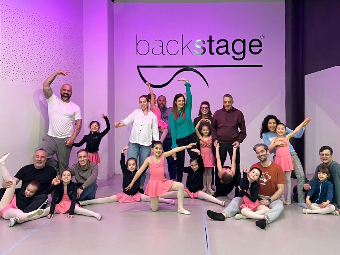 Hoje desejamos uma Feliz Páscoa a esta incrível família que é a nossa FAMÍLIA BACKSTAGE e agradecemos por todo o apoio, compreensão, dedicação e espírito de comunidade! Semana do Pai e Semana de Aulas Abertas da Páscoa... Foram duas semanas consecutivas a receber-vos e a abrirmos a porta da paixão e da prática que tanto preenche os Vossos filhos, netos, sobrinhos... E apesar de toda a logística familiar... compareceram, participaram e apoiaram com o melhor de vocês... o melhor sorriso, o melhor abraço, a melhor ovação ✨ Obrigada FAMÍLIA BACKSTAGE ❤️ Boa Páscoa 🐇 Segunda feira estamos de volta, para um mês inesquecível de ensaios e atividades - o mês da Dança ✨ #backstageescoladedança #danceschoolbraga #escoladedançabraga #aulasdedançabraga #braga