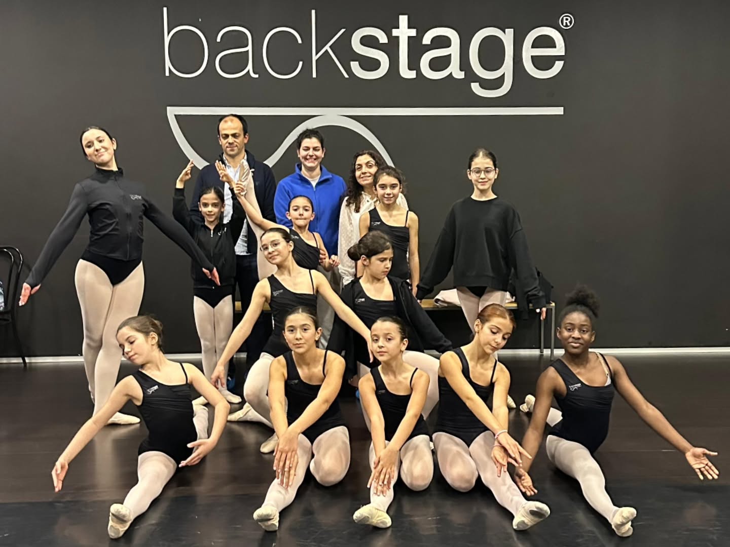Hoje desejamos uma Feliz Páscoa a esta incrível família que é a nossa FAMÍLIA BACKSTAGE e agradecemos por todo o apoio, compreensão, dedicação e espírito de comunidade! Semana do Pai e Semana de Aulas Abertas da Páscoa... Foram duas semanas consecutivas a receber-vos e a abrirmos a porta da paixão e da prática que tanto preenche os Vossos filhos, netos, sobrinhos... E apesar de toda a logística familiar... compareceram, participaram e apoiaram com o melhor de vocês... o melhor sorriso, o melhor abraço, a melhor ovação ✨ Obrigada FAMÍLIA BACKSTAGE ❤️ Boa Páscoa 🐇 Segunda feira estamos de volta, para um mês inesquecível de ensaios e atividades - o mês da Dança ✨ #backstageescoladedança #danceschoolbraga #escoladedançabraga #aulasdedançabraga #braga