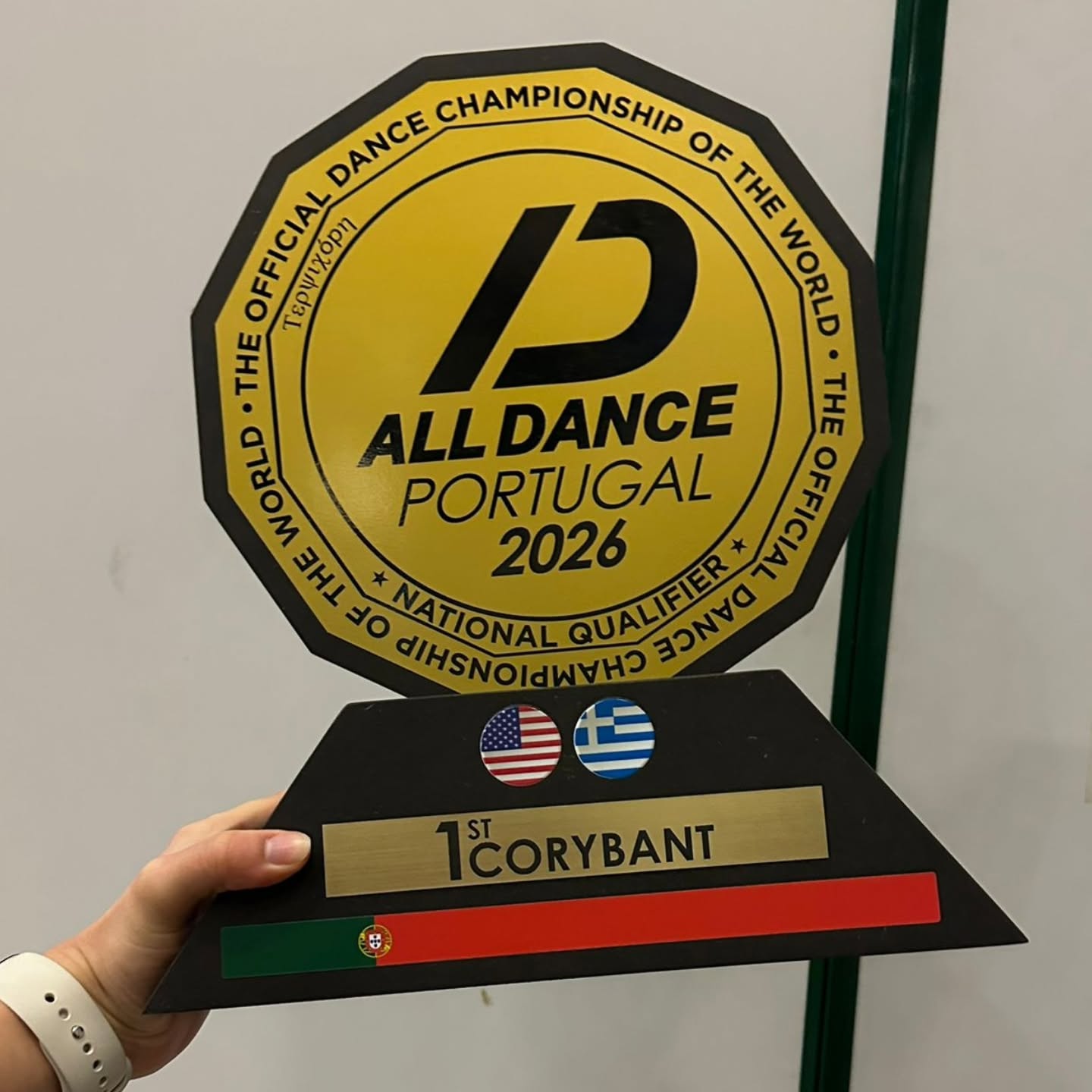 🏆OURO no @alldanceportugal para a nossa Companhia Júnior Backstage! Coreografia PLURAL de @18_carolina_gomes Coach @rosaliapassinhas Professora assistente @leonor_ferreira_13 Secção Dança Contemporânea e Moderna Open Produção Crianças e Pré-Jovens Estudantes Muito orgulhosos destes jovens bailarinos que ainda se estão a estrear em competição e já estão a demonstrar tanta dedicação e profissionalismo. Estreia em grande da nossa nova aluna recém chegada Geovana que aceitou este desafio em preparação Record de pouco mais de 1 mês 💪 e muitos parabéns por mais um pódio Cecília, Clara, Diana Silva, Diana de Barros, Eva, Matilde e Regina! Têm sido um exemplo de união e trabalho de grupo 💪 Obrigada @alldanceportugal pelo reconhecimento e excelente feedback da parte dos jurados. Obrigada aos pais e familiares por todo o apoio, dedicação e confiança! Muito orgulho na equipa backstage e na formação vocacional que oferecemos a estes jovens... Muito para além de qualquer troféu e medalha, estimulando o crescimento em grupo e a auto superação! ✨ Porque juntos vamos mais longe 💪 #backstageescoladedança #competitionteam #companhiajuniorbackstage #braga #portugal