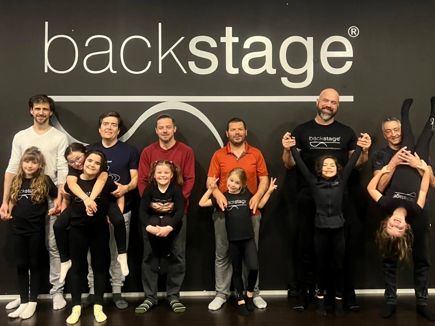 Hoje desejamos uma Feliz Páscoa a esta incrível família que é a nossa FAMÍLIA BACKSTAGE e agradecemos por todo o apoio, compreensão, dedicação e espírito de comunidade! Semana do Pai e Semana de Aulas Abertas da Páscoa... Foram duas semanas consecutivas a receber-vos e a abrirmos a porta da paixão e da prática que tanto preenche os Vossos filhos, netos, sobrinhos... E apesar de toda a logística familiar... compareceram, participaram e apoiaram com o melhor de vocês... o melhor sorriso, o melhor abraço, a melhor ovação ✨ Obrigada FAMÍLIA BACKSTAGE ❤️ Boa Páscoa 🐇 Segunda feira estamos de volta, para um mês inesquecível de ensaios e atividades - o mês da Dança ✨ #backstageescoladedança #danceschoolbraga #escoladedançabraga #aulasdedançabraga #braga