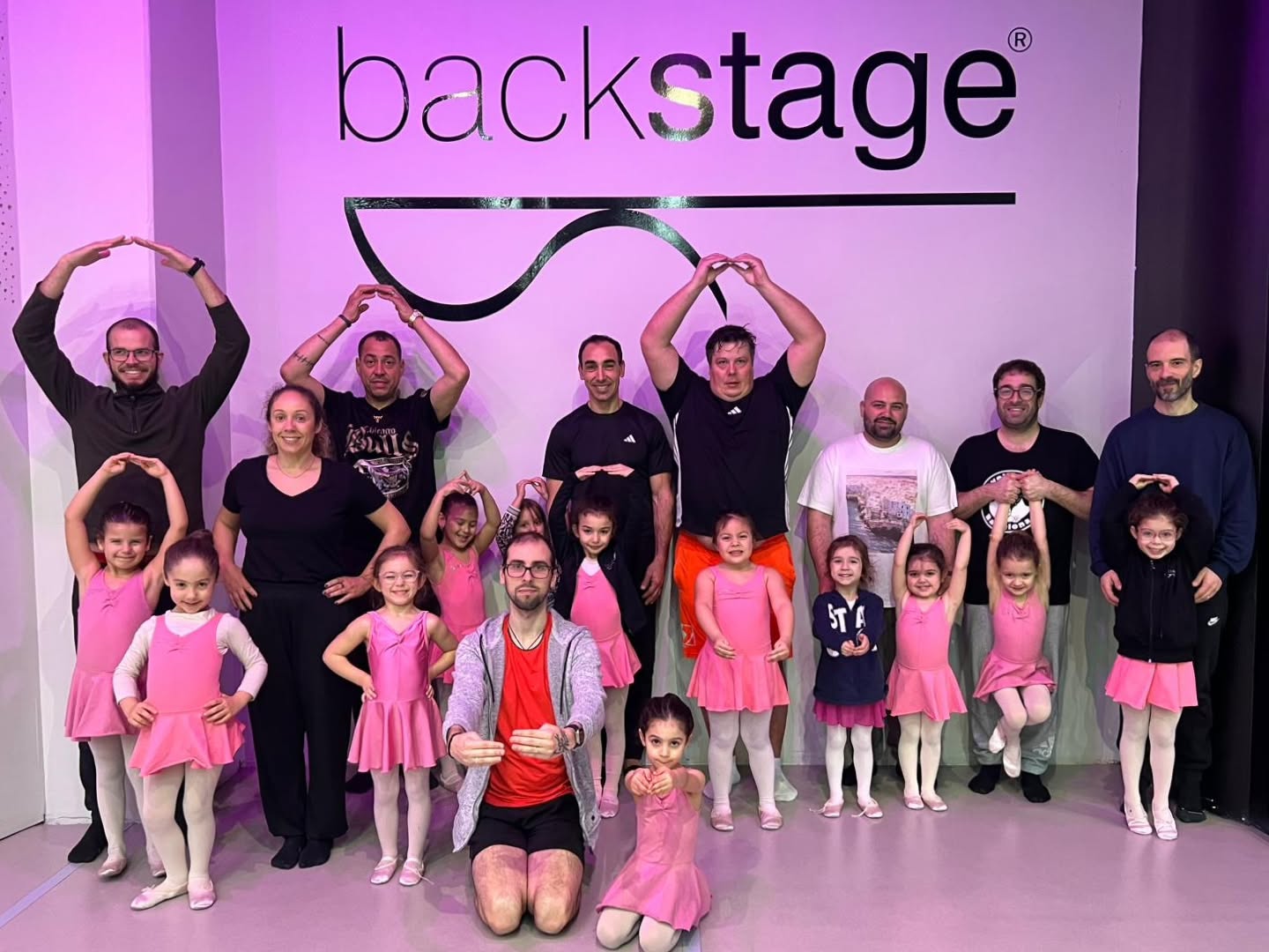 Hoje desejamos uma Feliz Páscoa a esta incrível família que é a nossa FAMÍLIA BACKSTAGE e agradecemos por todo o apoio, compreensão, dedicação e espírito de comunidade! Semana do Pai e Semana de Aulas Abertas da Páscoa... Foram duas semanas consecutivas a receber-vos e a abrirmos a porta da paixão e da prática que tanto preenche os Vossos filhos, netos, sobrinhos... E apesar de toda a logística familiar... compareceram, participaram e apoiaram com o melhor de vocês... o melhor sorriso, o melhor abraço, a melhor ovação ✨ Obrigada FAMÍLIA BACKSTAGE ❤️ Boa Páscoa 🐇 Segunda feira estamos de volta, para um mês inesquecível de ensaios e atividades - o mês da Dança ✨ #backstageescoladedança #danceschoolbraga #escoladedançabraga #aulasdedançabraga #braga