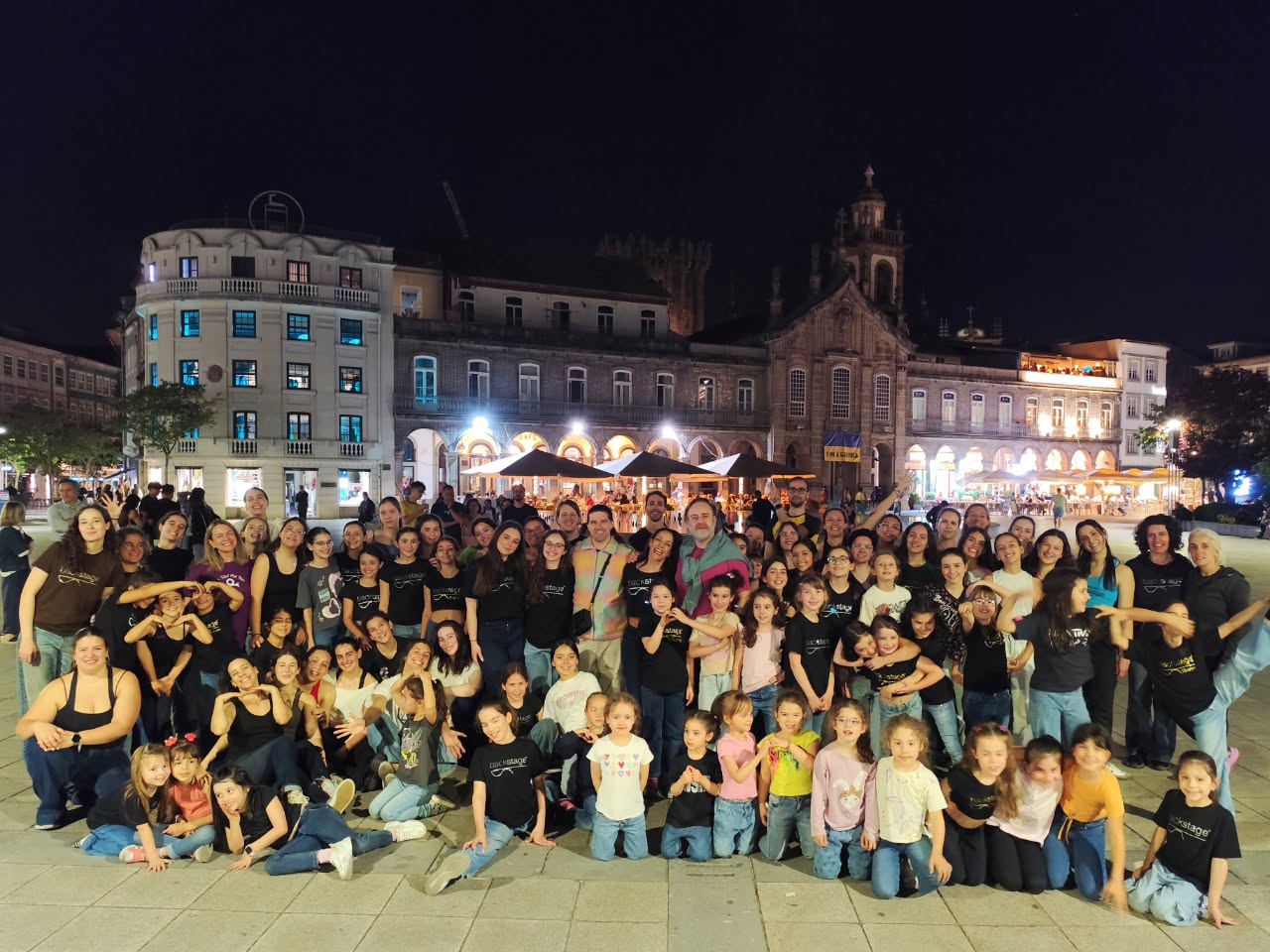 A XV StreetMobDance Backstage assinalou o Dia Internacional da Dança em Braga, com uma performance que reuniu cerca de 100 participantes na Praça da República na passada quarta-feira! Apesar da chuva, aconteceu... E para além de comemorar esta efeméride, foi uma edição especial de aniversário que recordou alguns dos melhores momentos vividos nas edições anteriores... Abrindo com a famosa Fame, como tudo começou em 2010 ✨ Obrigada a todos os participantes, alunos e familiares. Obrigada ainda aqueles que permitiram que contra todas as expectativas, acontecesse... Parabéns a toda a equipa Backstage! (Aos nossos pioneiros Rosália e Vasco, ao incansável Luís, coordenadores, coreógrafos e Professoras Júlio, Francisca, Carolina e Leonor, à nossa assistente Rita e ao nosso estagiário Rodrigo) Obrigada @marco_mendez_photographer Obrigada @octaviocamelodj Obrigada @cafevianna Obrigada ainda pelo apoio @municipio_de_braga num agradecimento especial ao José Gonçalves que faz parte da nossa história ✨ #xvstreetmobdance #diainternacionaldadança #backstageescoladedança #braga #portugal