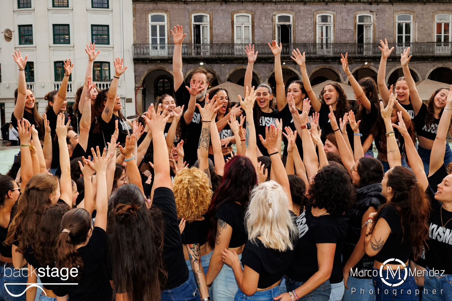A XV StreetMobDance Backstage assinalou o Dia Internacional da Dança em Braga, com uma performance que reuniu cerca de 100 participantes na Praça da República na passada quarta-feira! Apesar da chuva, aconteceu... E para além de comemorar esta efeméride, foi uma edição especial de aniversário que recordou alguns dos melhores momentos vividos nas edições anteriores... Abrindo com a famosa Fame, como tudo começou em 2010 ✨ Obrigada a todos os participantes, alunos e familiares. Obrigada ainda aqueles que permitiram que contra todas as expectativas, acontecesse... Parabéns a toda a equipa Backstage! (Aos nossos pioneiros Rosália e Vasco, ao incansável Luís, coordenadores, coreógrafos e Professoras Júlio, Francisca, Carolina e Leonor, à nossa assistente Rita e ao nosso estagiário Rodrigo) Obrigada @marco_mendez_photographer Obrigada @octaviocamelodj Obrigada @cafevianna Obrigada ainda pelo apoio @municipio_de_braga num agradecimento especial ao José Gonçalves que faz parte da nossa história ✨ #xvstreetmobdance #diainternacionaldadança #backstageescoladedança #braga #portugal