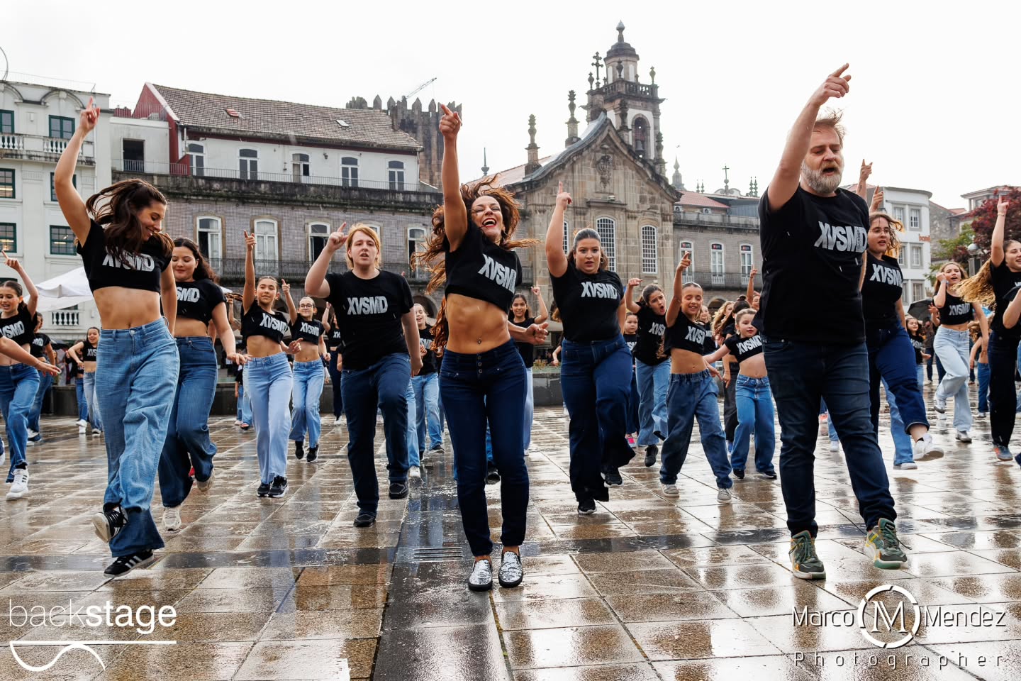 A XV StreetMobDance Backstage assinalou o Dia Internacional da Dança em Braga, com uma performance que reuniu cerca de 100 participantes na Praça da República na passada quarta-feira! Apesar da chuva, aconteceu... E para além de comemorar esta efeméride, foi uma edição especial de aniversário que recordou alguns dos melhores momentos vividos nas edições anteriores... Abrindo com a famosa Fame, como tudo começou em 2010 ✨ Obrigada a todos os participantes, alunos e familiares. Obrigada ainda aqueles que permitiram que contra todas as expectativas, acontecesse... Parabéns a toda a equipa Backstage! (Aos nossos pioneiros Rosália e Vasco, ao incansável Luís, coordenadores, coreógrafos e Professoras Júlio, Francisca, Carolina e Leonor, à nossa assistente Rita e ao nosso estagiário Rodrigo) Obrigada @marco_mendez_photographer Obrigada @octaviocamelodj Obrigada @cafevianna Obrigada ainda pelo apoio @municipio_de_braga num agradecimento especial ao José Gonçalves que faz parte da nossa história ✨ #xvstreetmobdance #diainternacionaldadança #backstageescoladedança #braga #portugal