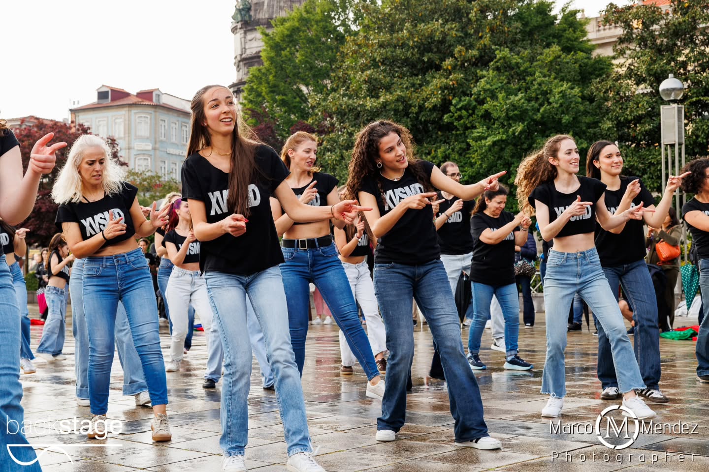 A XV StreetMobDance Backstage assinalou o Dia Internacional da Dança em Braga, com uma performance que reuniu cerca de 100 participantes na Praça da República na passada quarta-feira! Apesar da chuva, aconteceu... E para além de comemorar esta efeméride, foi uma edição especial de aniversário que recordou alguns dos melhores momentos vividos nas edições anteriores... Abrindo com a famosa Fame, como tudo começou em 2010 ✨ Obrigada a todos os participantes, alunos e familiares. Obrigada ainda aqueles que permitiram que contra todas as expectativas, acontecesse... Parabéns a toda a equipa Backstage! (Aos nossos pioneiros Rosália e Vasco, ao incansável Luís, coordenadores, coreógrafos e Professoras Júlio, Francisca, Carolina e Leonor, à nossa assistente Rita e ao nosso estagiário Rodrigo) Obrigada @marco_mendez_photographer Obrigada @octaviocamelodj Obrigada @cafevianna Obrigada ainda pelo apoio @municipio_de_braga num agradecimento especial ao José Gonçalves que faz parte da nossa história ✨ #xvstreetmobdance #diainternacionaldadança #backstageescoladedança #braga #portugal
