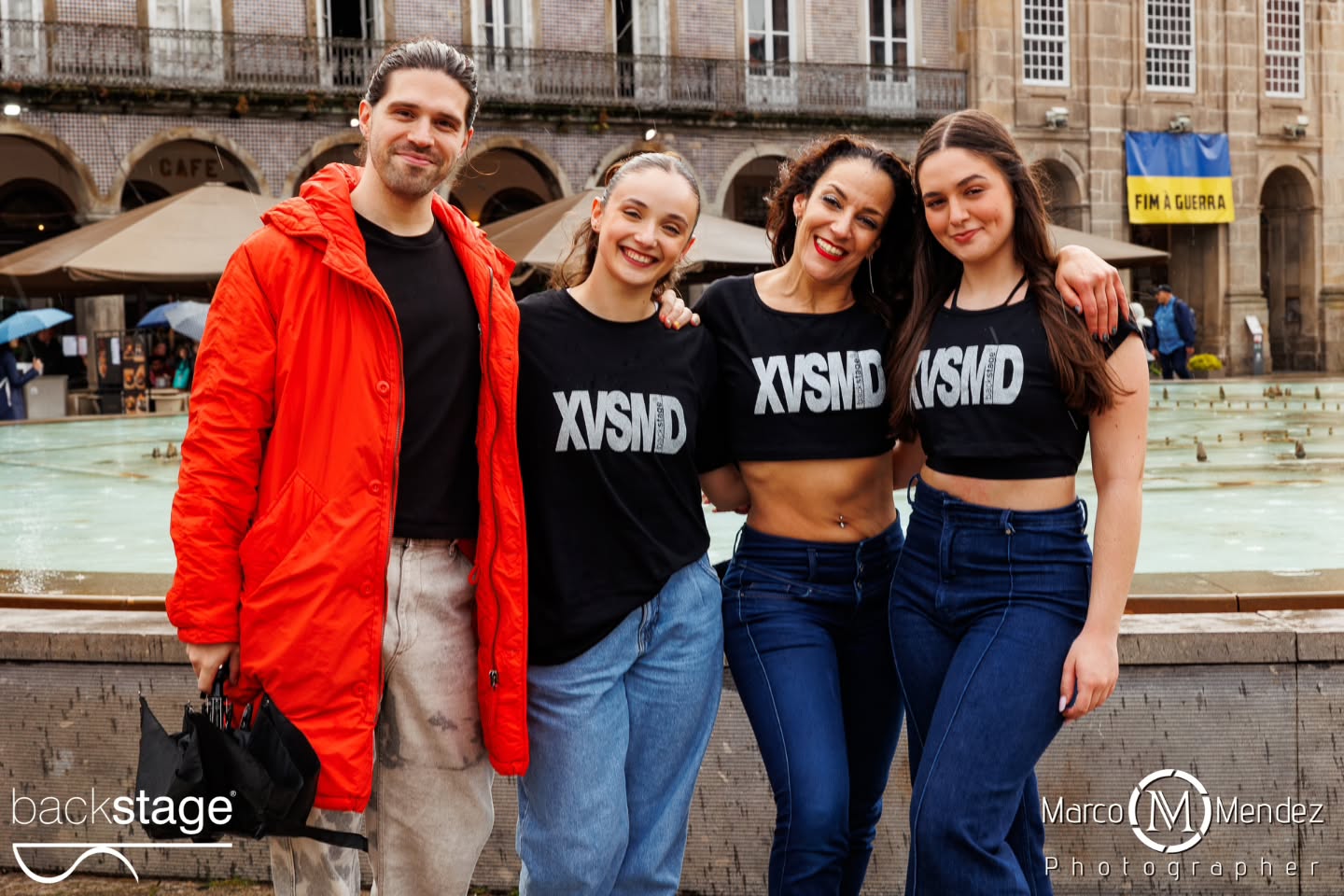 A XV StreetMobDance Backstage assinalou o Dia Internacional da Dança em Braga, com uma performance que reuniu cerca de 100 participantes na Praça da República na passada quarta-feira! Apesar da chuva, aconteceu... E para além de comemorar esta efeméride, foi uma edição especial de aniversário que recordou alguns dos melhores momentos vividos nas edições anteriores... Abrindo com a famosa Fame, como tudo começou em 2010 ✨ Obrigada a todos os participantes, alunos e familiares. Obrigada ainda aqueles que permitiram que contra todas as expectativas, acontecesse... Parabéns a toda a equipa Backstage! (Aos nossos pioneiros Rosália e Vasco, ao incansável Luís, coordenadores, coreógrafos e Professoras Júlio, Francisca, Carolina e Leonor, à nossa assistente Rita e ao nosso estagiário Rodrigo) Obrigada @marco_mendez_photographer Obrigada @octaviocamelodj Obrigada @cafevianna Obrigada ainda pelo apoio @municipio_de_braga num agradecimento especial ao José Gonçalves que faz parte da nossa história ✨ #xvstreetmobdance #diainternacionaldadança #backstageescoladedança #braga #portugal