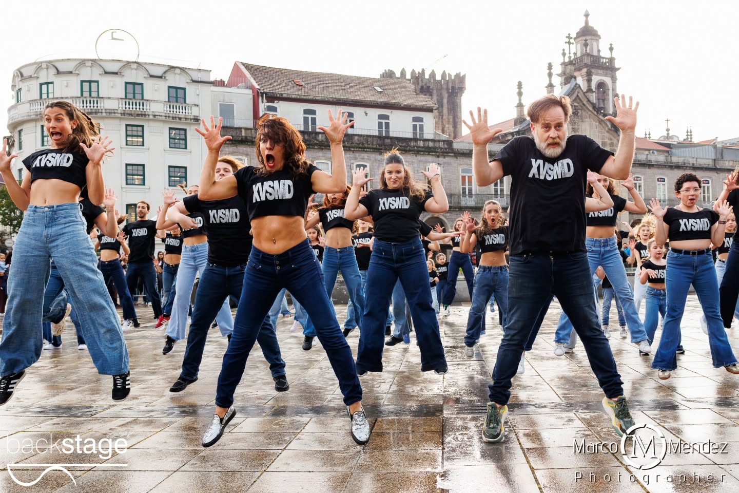 A XV StreetMobDance Backstage assinalou o Dia Internacional da Dança em Braga, com uma performance que reuniu cerca de 100 participantes na Praça da República na passada quarta-feira! Apesar da chuva, aconteceu... E para além de comemorar esta efeméride, foi uma edição especial de aniversário que recordou alguns dos melhores momentos vividos nas edições anteriores... Abrindo com a famosa Fame, como tudo começou em 2010 ✨ Obrigada a todos os participantes, alunos e familiares. Obrigada ainda aqueles que permitiram que contra todas as expectativas, acontecesse... Parabéns a toda a equipa Backstage! (Aos nossos pioneiros Rosália e Vasco, ao incansável Luís, coordenadores, coreógrafos e Professoras Júlio, Francisca, Carolina e Leonor, à nossa assistente Rita e ao nosso estagiário Rodrigo) Obrigada @marco_mendez_photographer Obrigada @octaviocamelodj Obrigada @cafevianna Obrigada ainda pelo apoio @municipio_de_braga num agradecimento especial ao José Gonçalves que faz parte da nossa história ✨ #xvstreetmobdance #diainternacionaldadança #backstageescoladedança #braga #portugal
