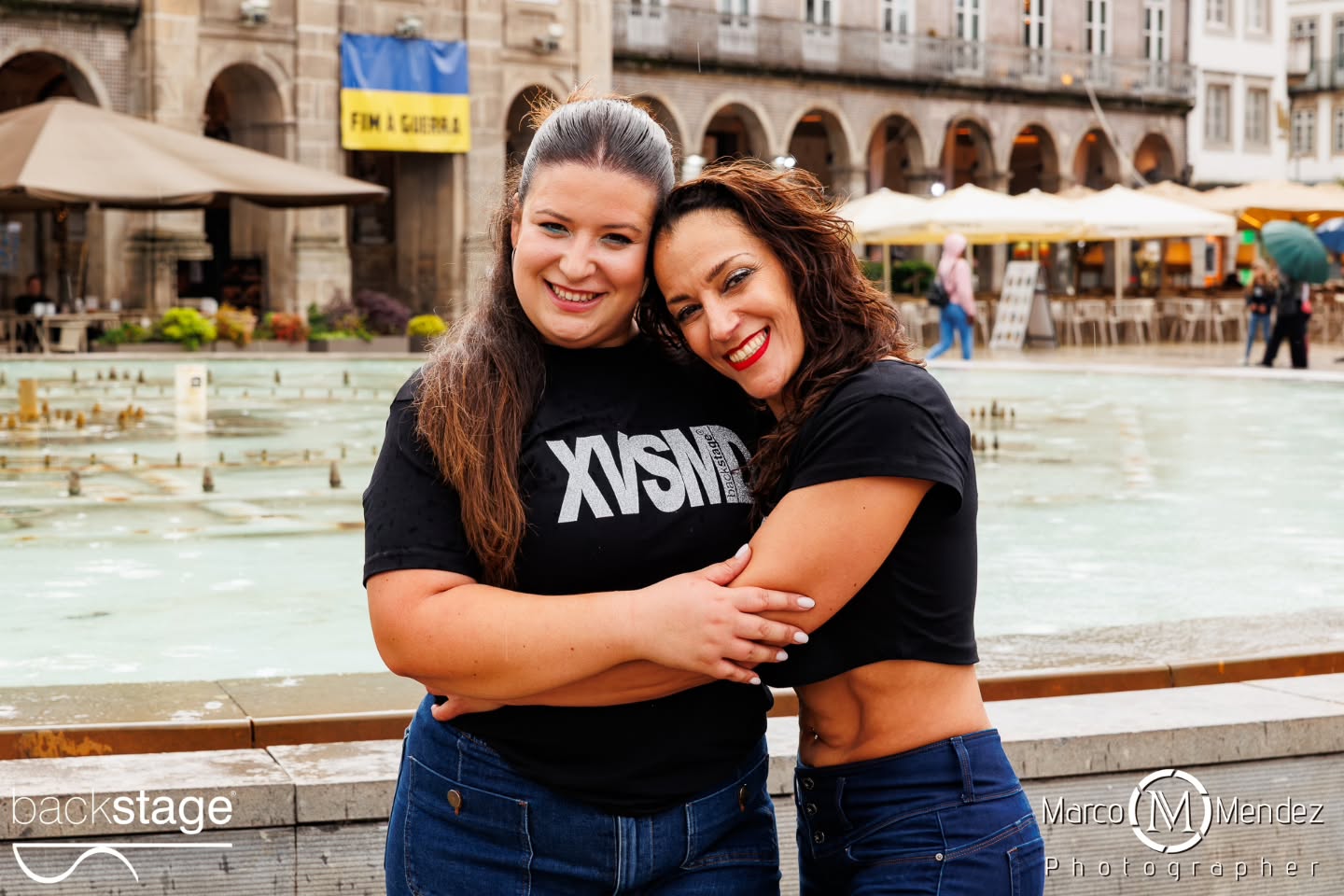 A XV StreetMobDance Backstage assinalou o Dia Internacional da Dança em Braga, com uma performance que reuniu cerca de 100 participantes na Praça da República na passada quarta-feira! Apesar da chuva, aconteceu... E para além de comemorar esta efeméride, foi uma edição especial de aniversário que recordou alguns dos melhores momentos vividos nas edições anteriores... Abrindo com a famosa Fame, como tudo começou em 2010 ✨ Obrigada a todos os participantes, alunos e familiares. Obrigada ainda aqueles que permitiram que contra todas as expectativas, acontecesse... Parabéns a toda a equipa Backstage! (Aos nossos pioneiros Rosália e Vasco, ao incansável Luís, coordenadores, coreógrafos e Professoras Júlio, Francisca, Carolina e Leonor, à nossa assistente Rita e ao nosso estagiário Rodrigo) Obrigada @marco_mendez_photographer Obrigada @octaviocamelodj Obrigada @cafevianna Obrigada ainda pelo apoio @municipio_de_braga num agradecimento especial ao José Gonçalves que faz parte da nossa história ✨ #xvstreetmobdance #diainternacionaldadança #backstageescoladedança #braga #portugal