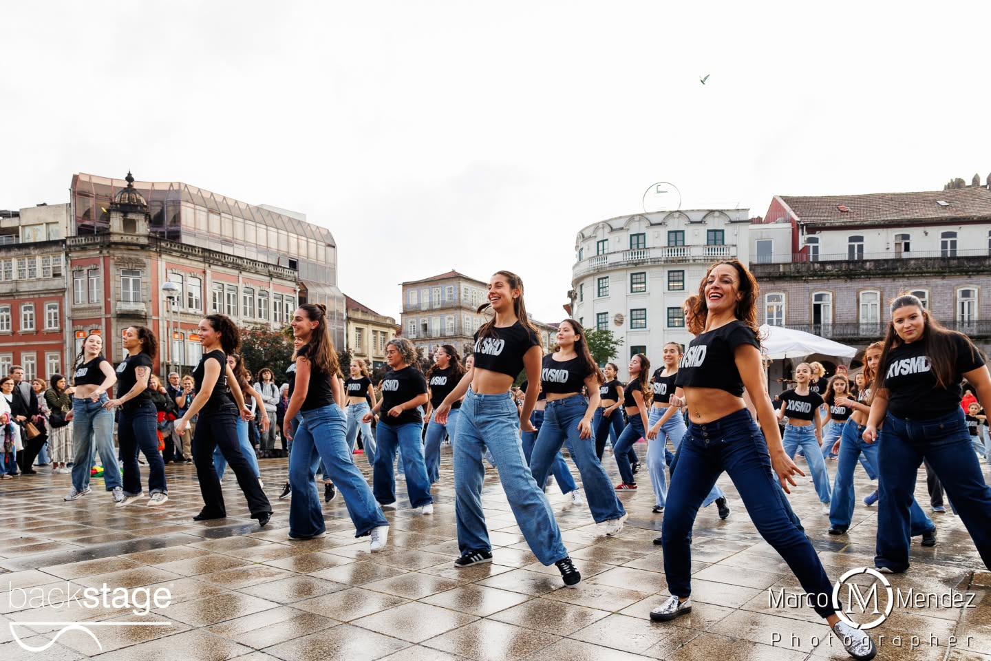 A XV StreetMobDance Backstage assinalou o Dia Internacional da Dança em Braga, com uma performance que reuniu cerca de 100 participantes na Praça da República na passada quarta-feira! Apesar da chuva, aconteceu... E para além de comemorar esta efeméride, foi uma edição especial de aniversário que recordou alguns dos melhores momentos vividos nas edições anteriores... Abrindo com a famosa Fame, como tudo começou em 2010 ✨ Obrigada a todos os participantes, alunos e familiares. Obrigada ainda aqueles que permitiram que contra todas as expectativas, acontecesse... Parabéns a toda a equipa Backstage! (Aos nossos pioneiros Rosália e Vasco, ao incansável Luís, coordenadores, coreógrafos e Professoras Júlio, Francisca, Carolina e Leonor, à nossa assistente Rita e ao nosso estagiário Rodrigo) Obrigada @marco_mendez_photographer Obrigada @octaviocamelodj Obrigada @cafevianna Obrigada ainda pelo apoio @municipio_de_braga num agradecimento especial ao José Gonçalves que faz parte da nossa história ✨ #xvstreetmobdance #diainternacionaldadança #backstageescoladedança #braga #portugal