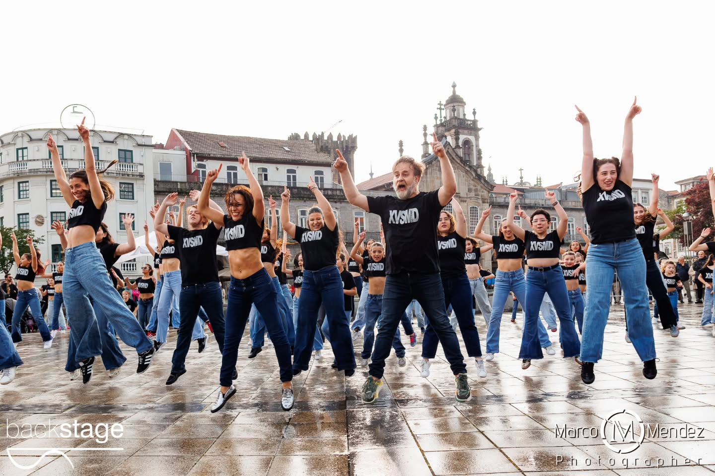 A XV StreetMobDance Backstage assinalou o Dia Internacional da Dança em Braga, com uma performance que reuniu cerca de 100 participantes na Praça da República na passada quarta-feira! Apesar da chuva, aconteceu... E para além de comemorar esta efeméride, foi uma edição especial de aniversário que recordou alguns dos melhores momentos vividos nas edições anteriores... Abrindo com a famosa Fame, como tudo começou em 2010 ✨ Obrigada a todos os participantes, alunos e familiares. Obrigada ainda aqueles que permitiram que contra todas as expectativas, acontecesse... Parabéns a toda a equipa Backstage! (Aos nossos pioneiros Rosália e Vasco, ao incansável Luís, coordenadores, coreógrafos e Professoras Júlio, Francisca, Carolina e Leonor, à nossa assistente Rita e ao nosso estagiário Rodrigo) Obrigada @marco_mendez_photographer Obrigada @octaviocamelodj Obrigada @cafevianna Obrigada ainda pelo apoio @municipio_de_braga num agradecimento especial ao José Gonçalves que faz parte da nossa história ✨ #xvstreetmobdance #diainternacionaldadança #backstageescoladedança #braga #portugal