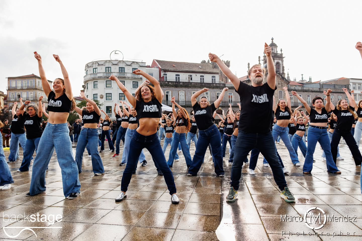A XV StreetMobDance Backstage assinalou o Dia Internacional da Dança em Braga, com uma performance que reuniu cerca de 100 participantes na Praça da República na passada quarta-feira! Apesar da chuva, aconteceu... E para além de comemorar esta efeméride, foi uma edição especial de aniversário que recordou alguns dos melhores momentos vividos nas edições anteriores... Abrindo com a famosa Fame, como tudo começou em 2010 ✨ Obrigada a todos os participantes, alunos e familiares. Obrigada ainda aqueles que permitiram que contra todas as expectativas, acontecesse... Parabéns a toda a equipa Backstage! (Aos nossos pioneiros Rosália e Vasco, ao incansável Luís, coordenadores, coreógrafos e Professoras Júlio, Francisca, Carolina e Leonor, à nossa assistente Rita e ao nosso estagiário Rodrigo) Obrigada @marco_mendez_photographer Obrigada @octaviocamelodj Obrigada @cafevianna Obrigada ainda pelo apoio @municipio_de_braga num agradecimento especial ao José Gonçalves que faz parte da nossa história ✨ #xvstreetmobdance #diainternacionaldadança #backstageescoladedança #braga #portugal