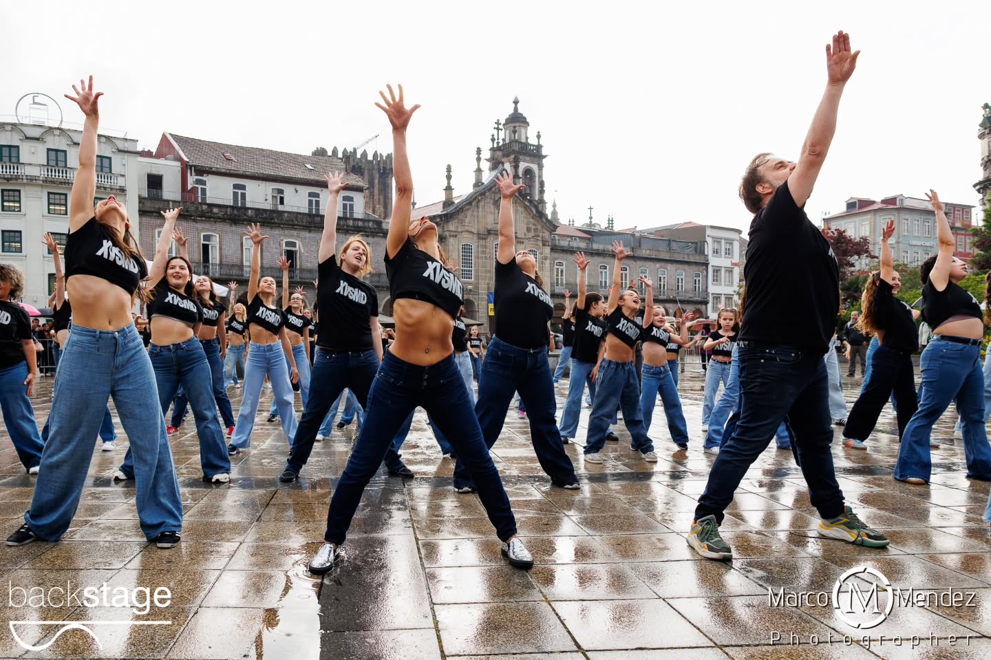 A XV StreetMobDance Backstage assinalou o Dia Internacional da Dança em Braga, com uma performance que reuniu cerca de 100 participantes na Praça da República na passada quarta-feira! Apesar da chuva, aconteceu... E para além de comemorar esta efeméride, foi uma edição especial de aniversário que recordou alguns dos melhores momentos vividos nas edições anteriores... Abrindo com a famosa Fame, como tudo começou em 2010 ✨ Obrigada a todos os participantes, alunos e familiares. Obrigada ainda aqueles que permitiram que contra todas as expectativas, acontecesse... Parabéns a toda a equipa Backstage! (Aos nossos pioneiros Rosália e Vasco, ao incansável Luís, coordenadores, coreógrafos e Professoras Júlio, Francisca, Carolina e Leonor, à nossa assistente Rita e ao nosso estagiário Rodrigo) Obrigada @marco_mendez_photographer Obrigada @octaviocamelodj Obrigada @cafevianna Obrigada ainda pelo apoio @municipio_de_braga num agradecimento especial ao José Gonçalves que faz parte da nossa história ✨ #xvstreetmobdance #diainternacionaldadança #backstageescoladedança #braga #portugal