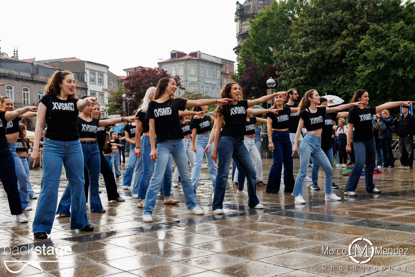 A XV StreetMobDance Backstage assinalou o Dia Internacional da Dança em Braga, com uma performance que reuniu cerca de 100 participantes na Praça da República na passada quarta-feira! Apesar da chuva, aconteceu... E para além de comemorar esta efeméride, foi uma edição especial de aniversário que recordou alguns dos melhores momentos vividos nas edições anteriores... Abrindo com a famosa Fame, como tudo começou em 2010 ✨ Obrigada a todos os participantes, alunos e familiares. Obrigada ainda aqueles que permitiram que contra todas as expectativas, acontecesse... Parabéns a toda a equipa Backstage! (Aos nossos pioneiros Rosália e Vasco, ao incansável Luís, coordenadores, coreógrafos e Professoras Júlio, Francisca, Carolina e Leonor, à nossa assistente Rita e ao nosso estagiário Rodrigo) Obrigada @marco_mendez_photographer Obrigada @octaviocamelodj Obrigada @cafevianna Obrigada ainda pelo apoio @municipio_de_braga num agradecimento especial ao José Gonçalves que faz parte da nossa história ✨ #xvstreetmobdance #diainternacionaldadança #backstageescoladedança #braga #portugal