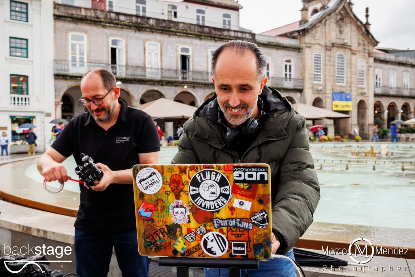 A XV StreetMobDance Backstage assinalou o Dia Internacional da Dança em Braga, com uma performance que reuniu cerca de 100 participantes na Praça da República na passada quarta-feira! Apesar da chuva, aconteceu... E para além de comemorar esta efeméride, foi uma edição especial de aniversário que recordou alguns dos melhores momentos vividos nas edições anteriores... Abrindo com a famosa Fame, como tudo começou em 2010 ✨ Obrigada a todos os participantes, alunos e familiares. Obrigada ainda aqueles que permitiram que contra todas as expectativas, acontecesse... Parabéns a toda a equipa Backstage! (Aos nossos pioneiros Rosália e Vasco, ao incansável Luís, coordenadores, coreógrafos e Professoras Júlio, Francisca, Carolina e Leonor, à nossa assistente Rita e ao nosso estagiário Rodrigo) Obrigada @marco_mendez_photographer Obrigada @octaviocamelodj Obrigada @cafevianna Obrigada ainda pelo apoio @municipio_de_braga num agradecimento especial ao José Gonçalves que faz parte da nossa história ✨ #xvstreetmobdance #diainternacionaldadança #backstageescoladedança #braga #portugal