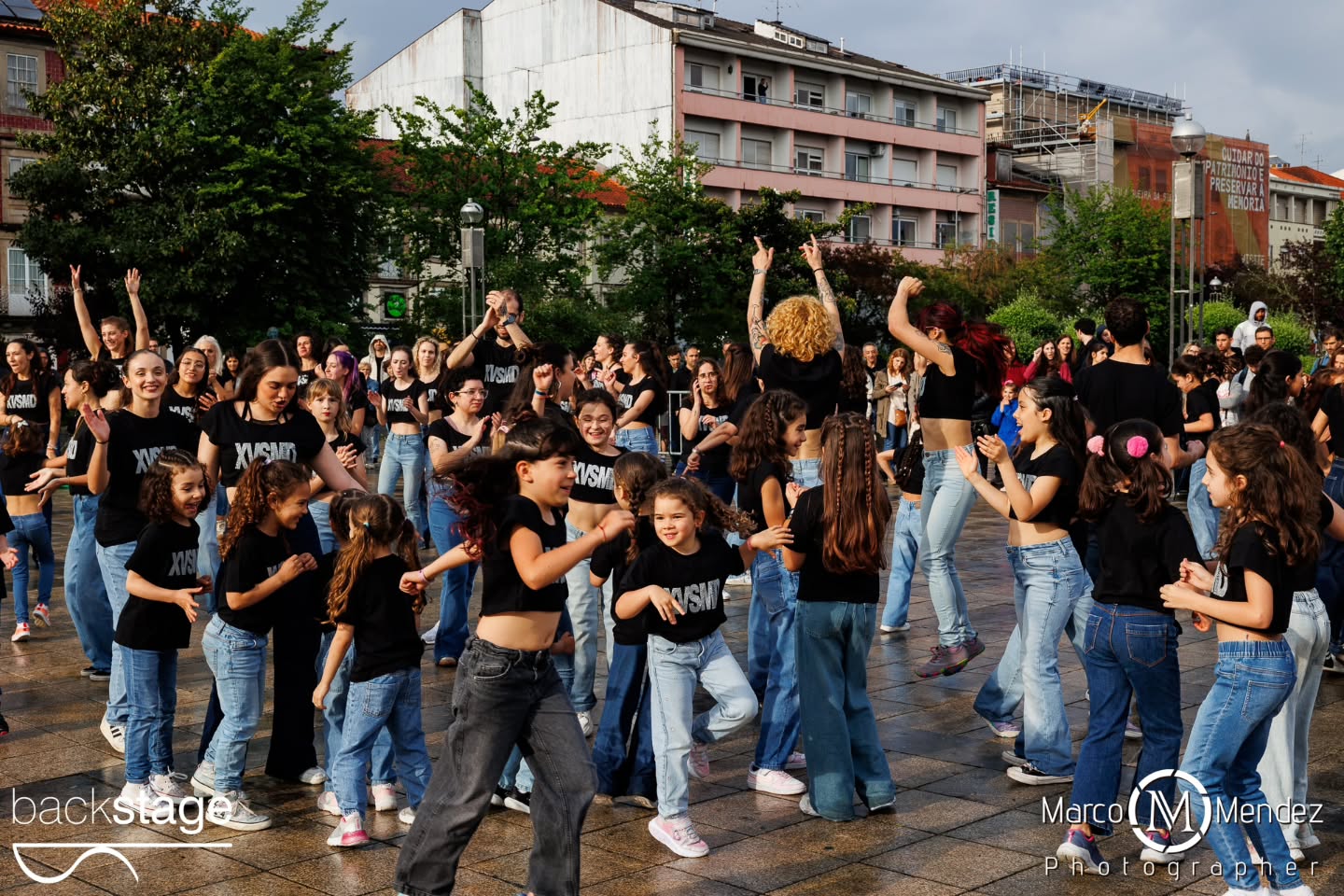 A XV StreetMobDance Backstage assinalou o Dia Internacional da Dança em Braga, com uma performance que reuniu cerca de 100 participantes na Praça da República na passada quarta-feira! Apesar da chuva, aconteceu... E para além de comemorar esta efeméride, foi uma edição especial de aniversário que recordou alguns dos melhores momentos vividos nas edições anteriores... Abrindo com a famosa Fame, como tudo começou em 2010 ✨ Obrigada a todos os participantes, alunos e familiares. Obrigada ainda aqueles que permitiram que contra todas as expectativas, acontecesse... Parabéns a toda a equipa Backstage! (Aos nossos pioneiros Rosália e Vasco, ao incansável Luís, coordenadores, coreógrafos e Professoras Júlio, Francisca, Carolina e Leonor, à nossa assistente Rita e ao nosso estagiário Rodrigo) Obrigada @marco_mendez_photographer Obrigada @octaviocamelodj Obrigada @cafevianna Obrigada ainda pelo apoio @municipio_de_braga num agradecimento especial ao José Gonçalves que faz parte da nossa história ✨ #xvstreetmobdance #diainternacionaldadança #backstageescoladedança #braga #portugal