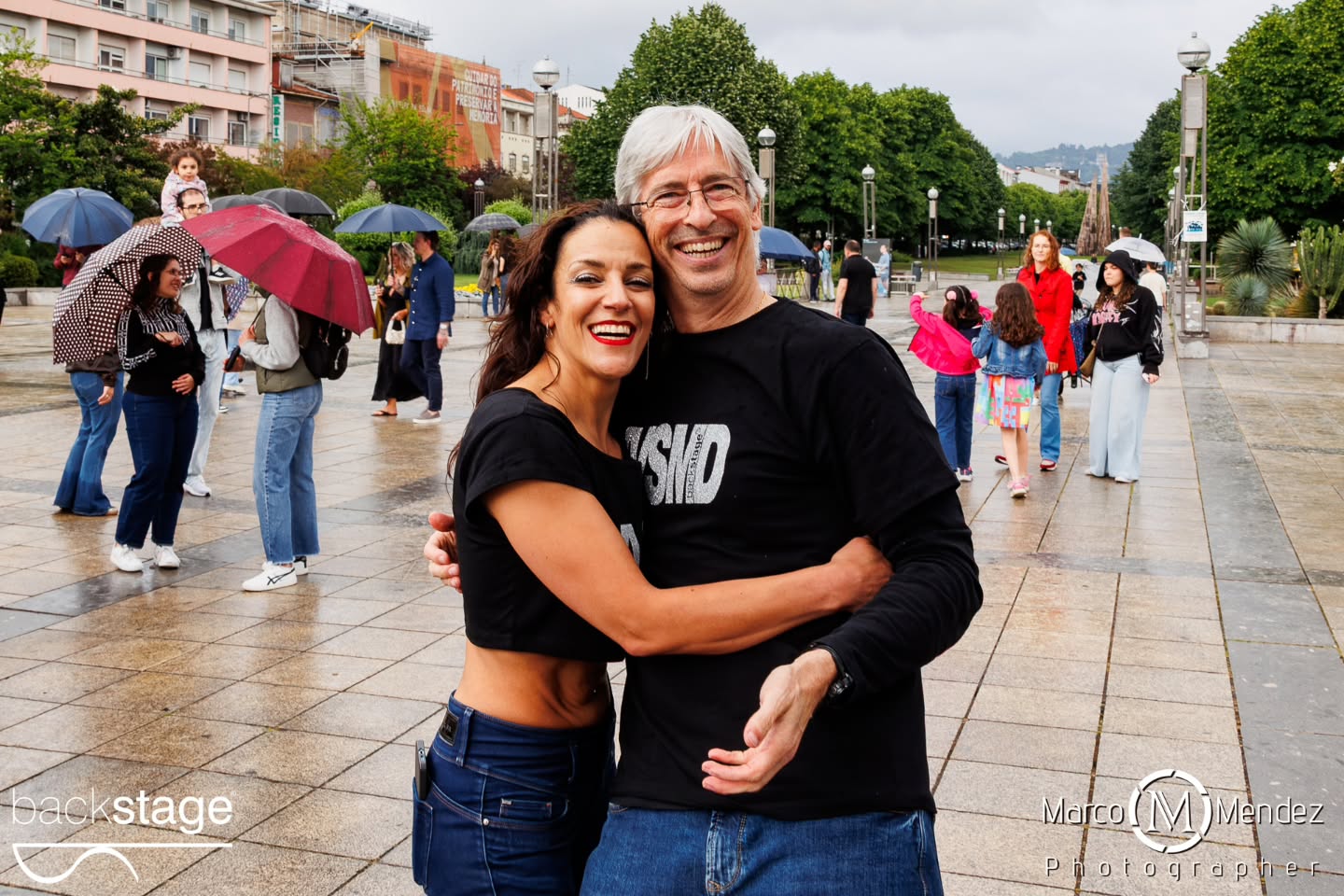 A XV StreetMobDance Backstage assinalou o Dia Internacional da Dança em Braga, com uma performance que reuniu cerca de 100 participantes na Praça da República na passada quarta-feira! Apesar da chuva, aconteceu... E para além de comemorar esta efeméride, foi uma edição especial de aniversário que recordou alguns dos melhores momentos vividos nas edições anteriores... Abrindo com a famosa Fame, como tudo começou em 2010 ✨ Obrigada a todos os participantes, alunos e familiares. Obrigada ainda aqueles que permitiram que contra todas as expectativas, acontecesse... Parabéns a toda a equipa Backstage! (Aos nossos pioneiros Rosália e Vasco, ao incansável Luís, coordenadores, coreógrafos e Professoras Júlio, Francisca, Carolina e Leonor, à nossa assistente Rita e ao nosso estagiário Rodrigo) Obrigada @marco_mendez_photographer Obrigada @octaviocamelodj Obrigada @cafevianna Obrigada ainda pelo apoio @municipio_de_braga num agradecimento especial ao José Gonçalves que faz parte da nossa história ✨ #xvstreetmobdance #diainternacionaldadança #backstageescoladedança #braga #portugal