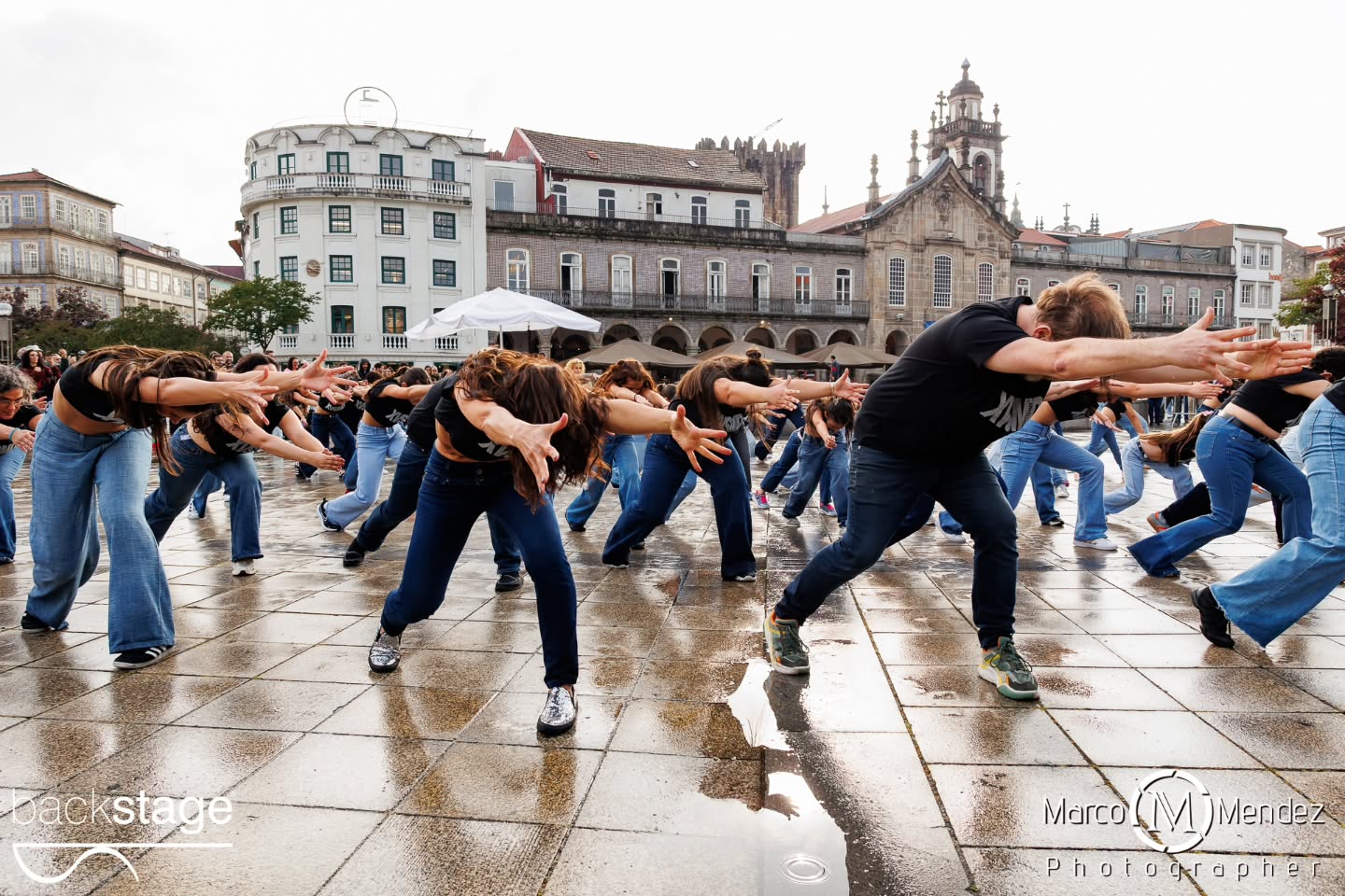 A XV StreetMobDance Backstage assinalou o Dia Internacional da Dança em Braga, com uma performance que reuniu cerca de 100 participantes na Praça da República na passada quarta-feira! Apesar da chuva, aconteceu... E para além de comemorar esta efeméride, foi uma edição especial de aniversário que recordou alguns dos melhores momentos vividos nas edições anteriores... Abrindo com a famosa Fame, como tudo começou em 2010 ✨ Obrigada a todos os participantes, alunos e familiares. Obrigada ainda aqueles que permitiram que contra todas as expectativas, acontecesse... Parabéns a toda a equipa Backstage! (Aos nossos pioneiros Rosália e Vasco, ao incansável Luís, coordenadores, coreógrafos e Professoras Júlio, Francisca, Carolina e Leonor, à nossa assistente Rita e ao nosso estagiário Rodrigo) Obrigada @marco_mendez_photographer Obrigada @octaviocamelodj Obrigada @cafevianna Obrigada ainda pelo apoio @municipio_de_braga num agradecimento especial ao José Gonçalves que faz parte da nossa história ✨ #xvstreetmobdance #diainternacionaldadança #backstageescoladedança #braga #portugal