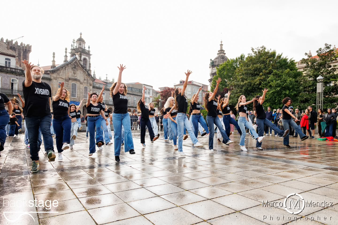 A XV StreetMobDance Backstage assinalou o Dia Internacional da Dança em Braga, com uma performance que reuniu cerca de 100 participantes na Praça da República na passada quarta-feira! Apesar da chuva, aconteceu... E para além de comemorar esta efeméride, foi uma edição especial de aniversário que recordou alguns dos melhores momentos vividos nas edições anteriores... Abrindo com a famosa Fame, como tudo começou em 2010 ✨ Obrigada a todos os participantes, alunos e familiares. Obrigada ainda aqueles que permitiram que contra todas as expectativas, acontecesse... Parabéns a toda a equipa Backstage! (Aos nossos pioneiros Rosália e Vasco, ao incansável Luís, coordenadores, coreógrafos e Professoras Júlio, Francisca, Carolina e Leonor, à nossa assistente Rita e ao nosso estagiário Rodrigo) Obrigada @marco_mendez_photographer Obrigada @octaviocamelodj Obrigada @cafevianna Obrigada ainda pelo apoio @municipio_de_braga num agradecimento especial ao José Gonçalves que faz parte da nossa história ✨ #xvstreetmobdance #diainternacionaldadança #backstageescoladedança #braga #portugal