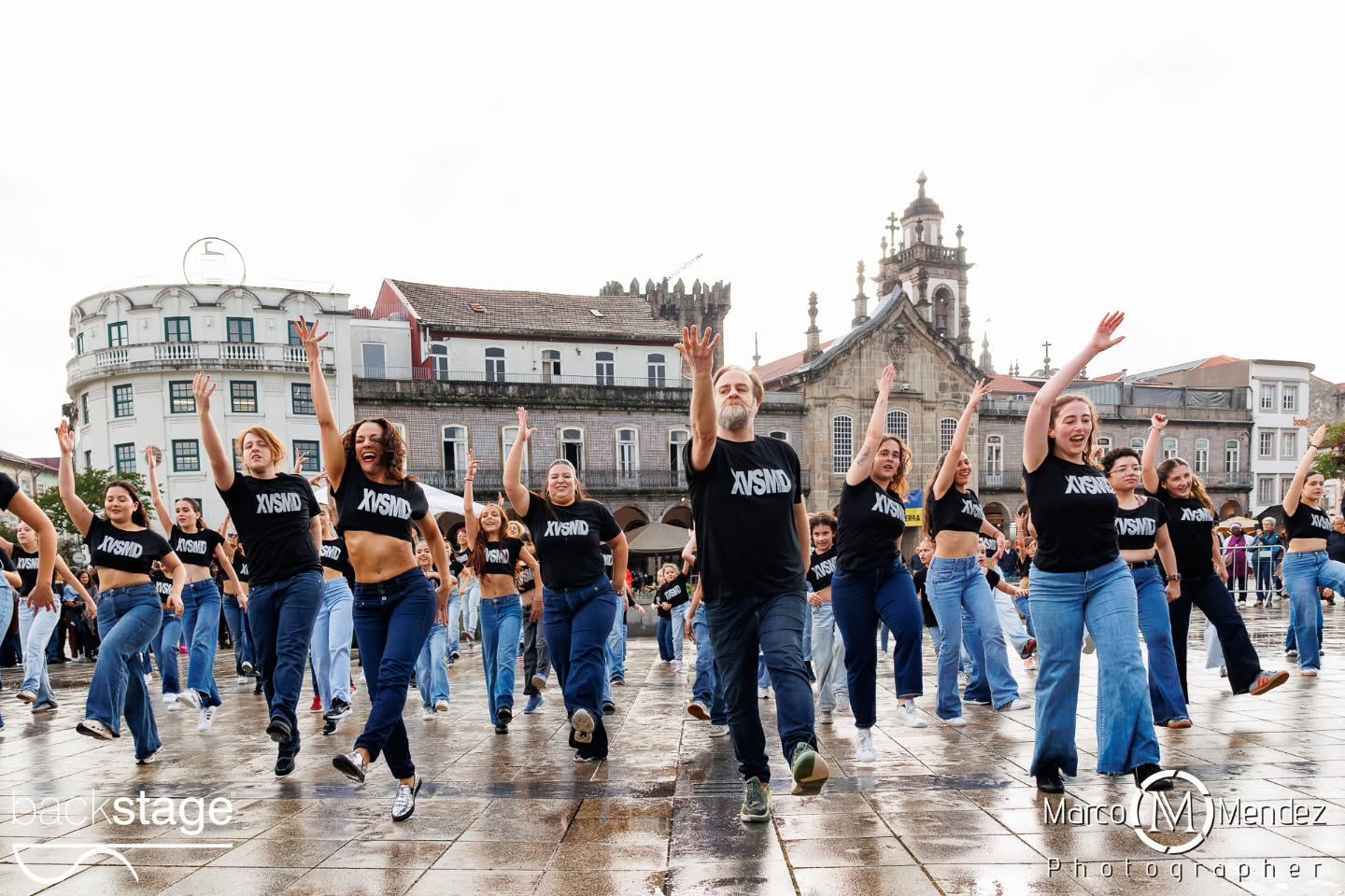 A XV StreetMobDance Backstage assinalou o Dia Internacional da Dança em Braga, com uma performance que reuniu cerca de 100 participantes na Praça da República na passada quarta-feira! Apesar da chuva, aconteceu... E para além de comemorar esta efeméride, foi uma edição especial de aniversário que recordou alguns dos melhores momentos vividos nas edições anteriores... Abrindo com a famosa Fame, como tudo começou em 2010 ✨ Obrigada a todos os participantes, alunos e familiares. Obrigada ainda aqueles que permitiram que contra todas as expectativas, acontecesse... Parabéns a toda a equipa Backstage! (Aos nossos pioneiros Rosália e Vasco, ao incansável Luís, coordenadores, coreógrafos e Professoras Júlio, Francisca, Carolina e Leonor, à nossa assistente Rita e ao nosso estagiário Rodrigo) Obrigada @marco_mendez_photographer Obrigada @octaviocamelodj Obrigada @cafevianna Obrigada ainda pelo apoio @municipio_de_braga num agradecimento especial ao José Gonçalves que faz parte da nossa história ✨ #xvstreetmobdance #diainternacionaldadança #backstageescoladedança #braga #portugal